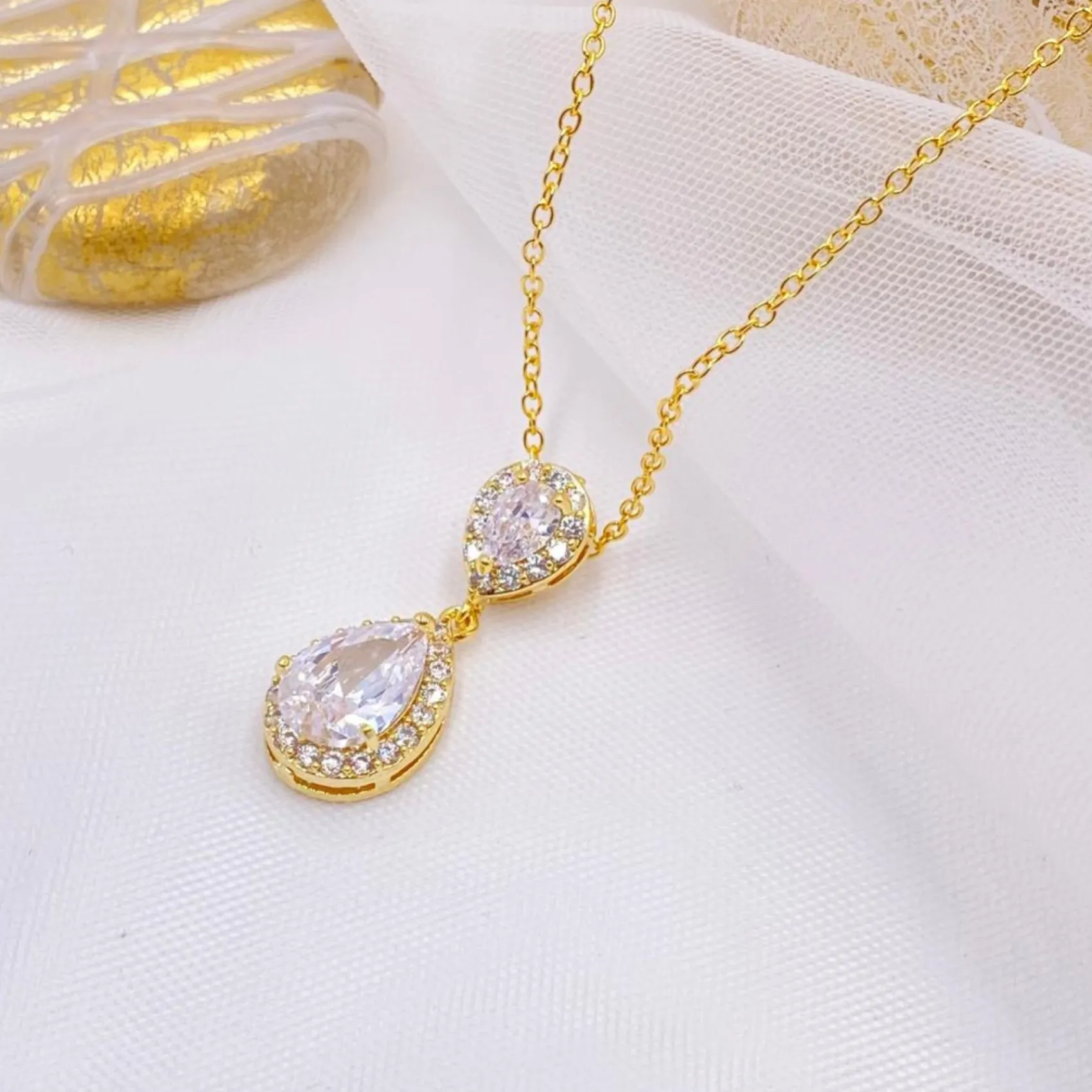 Lace & Favour Celeste Chic Anhänger Halskette mit Kristallverzierung (Gold)* Goldener Abschlussball-schmuck | Abschlussball-halsketten
