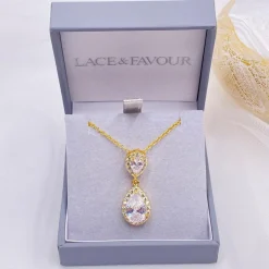 Lace & Favour Celeste Chic Anhänger Halskette mit Kristallverzierung (Gold)* Goldener Abschlussball-schmuck | Abschlussball-halsketten