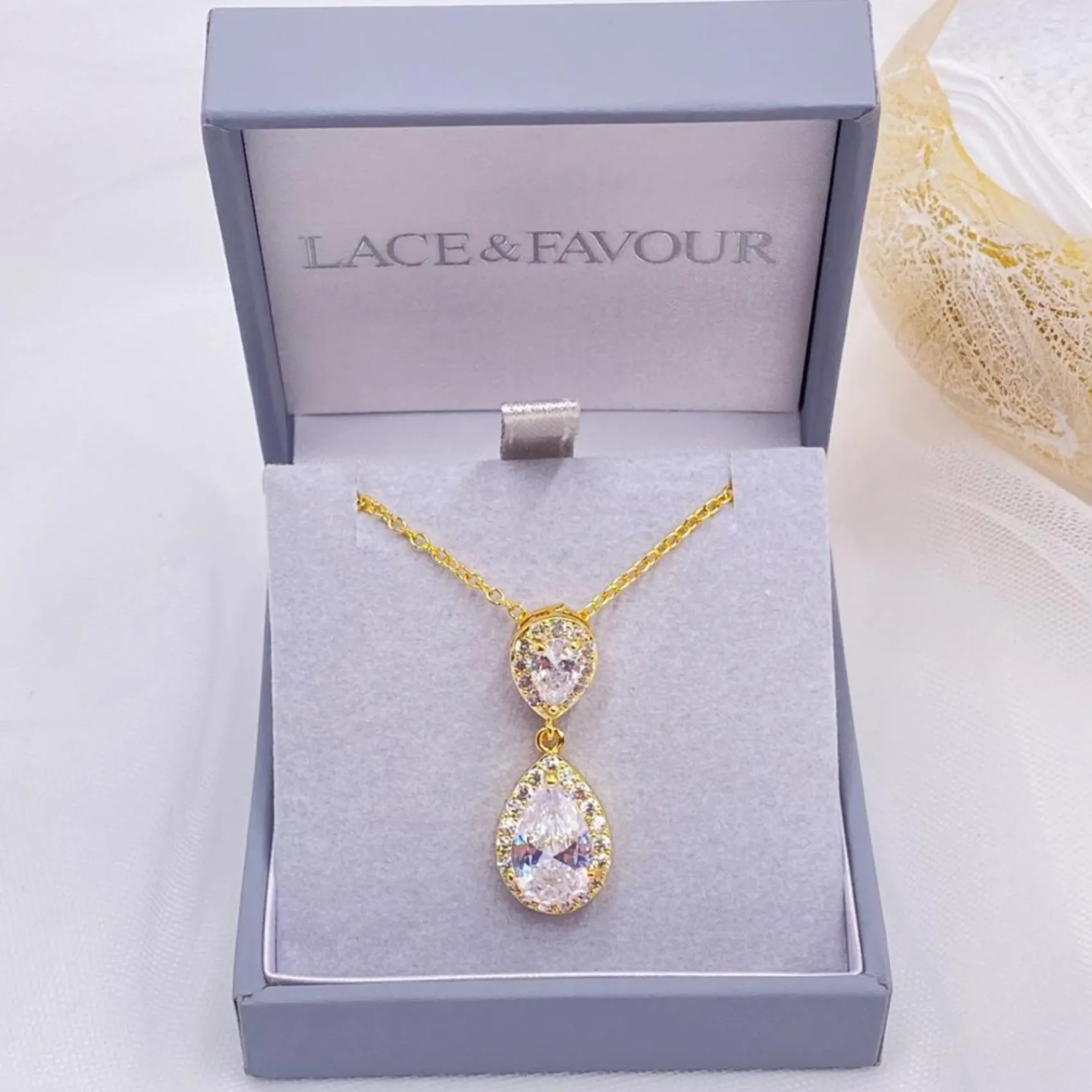 Lace & Favour Celeste Chic Anhänger Halskette mit Kristallverzierung (Gold)* Goldener Abschlussball-schmuck | Abschlussball-halsketten