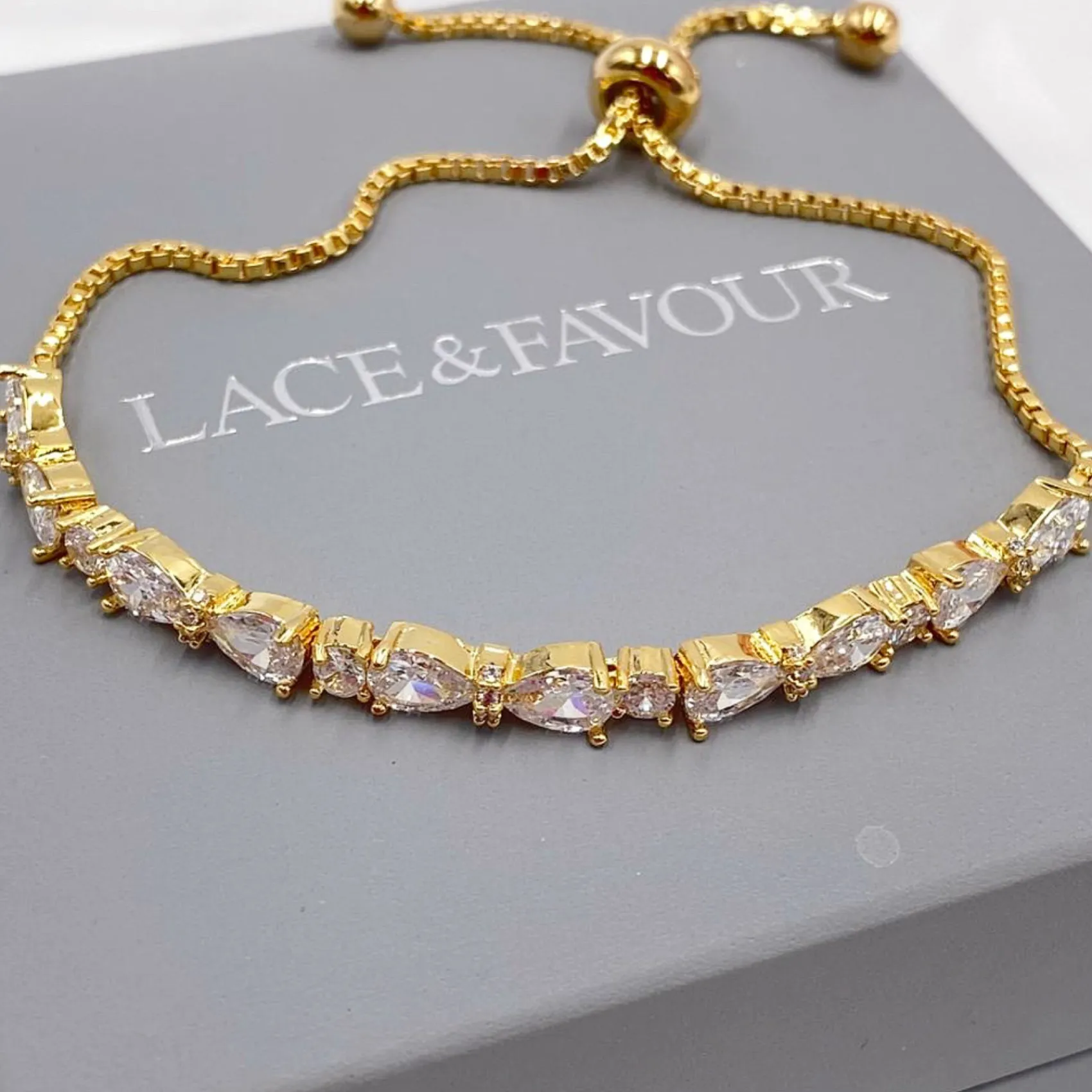 Lace & Favour Charlee Chic Cubic Zirkonia Hochzeitsarmband (Gold)* Goldener Abschlussball-schmuck | Prom Armbänder