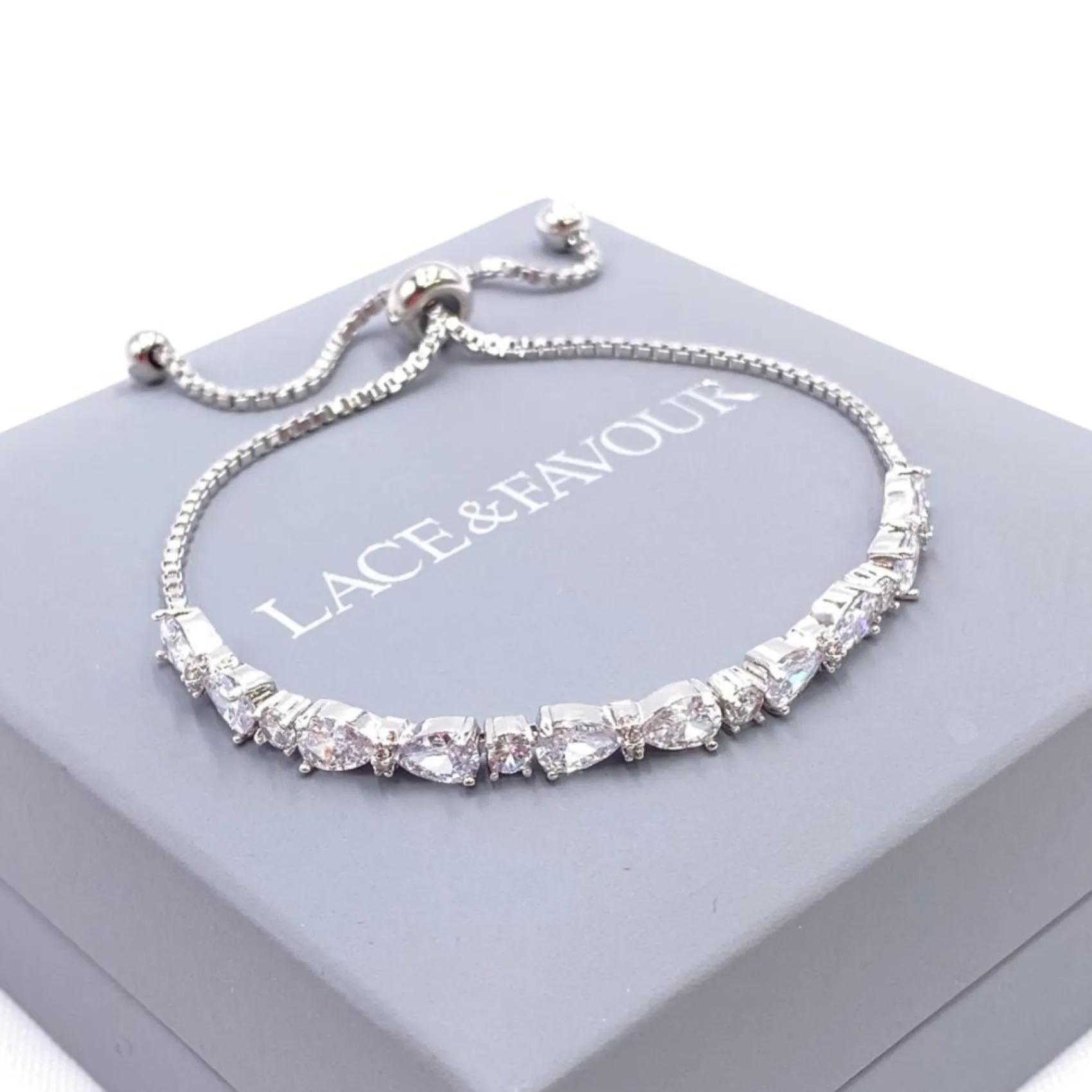 Lace & Favour Charlee Chic Cubic Zirkonia Hochzeitsarmband (Silber)* Silberner Abschlussball-schmuck | Prom Armbänder