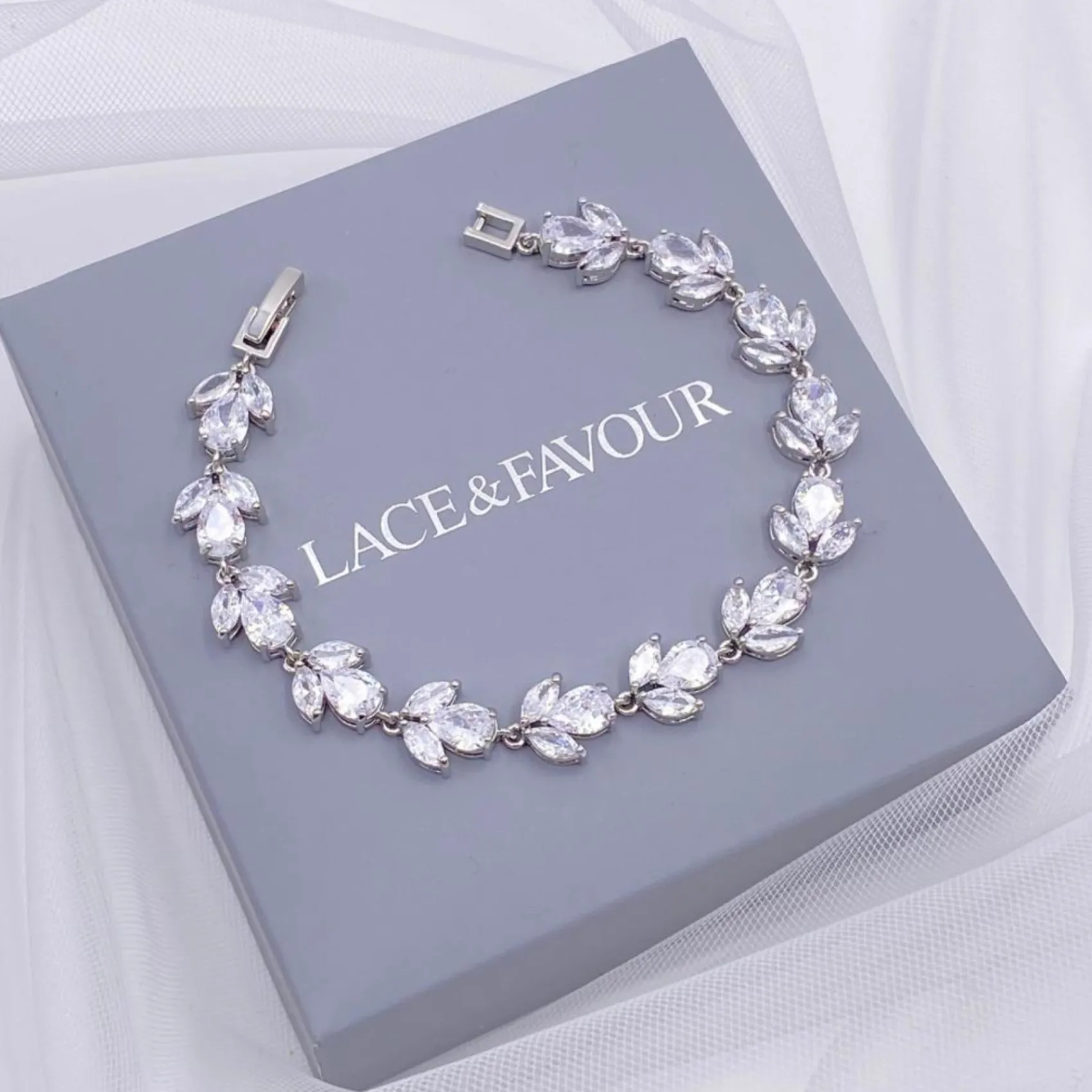 Lace & Favour Chelsea Leaf und Teardrop Kristall Hochzeitsarmband* Silberner Abschlussball-schmuck | Prom Armbänder