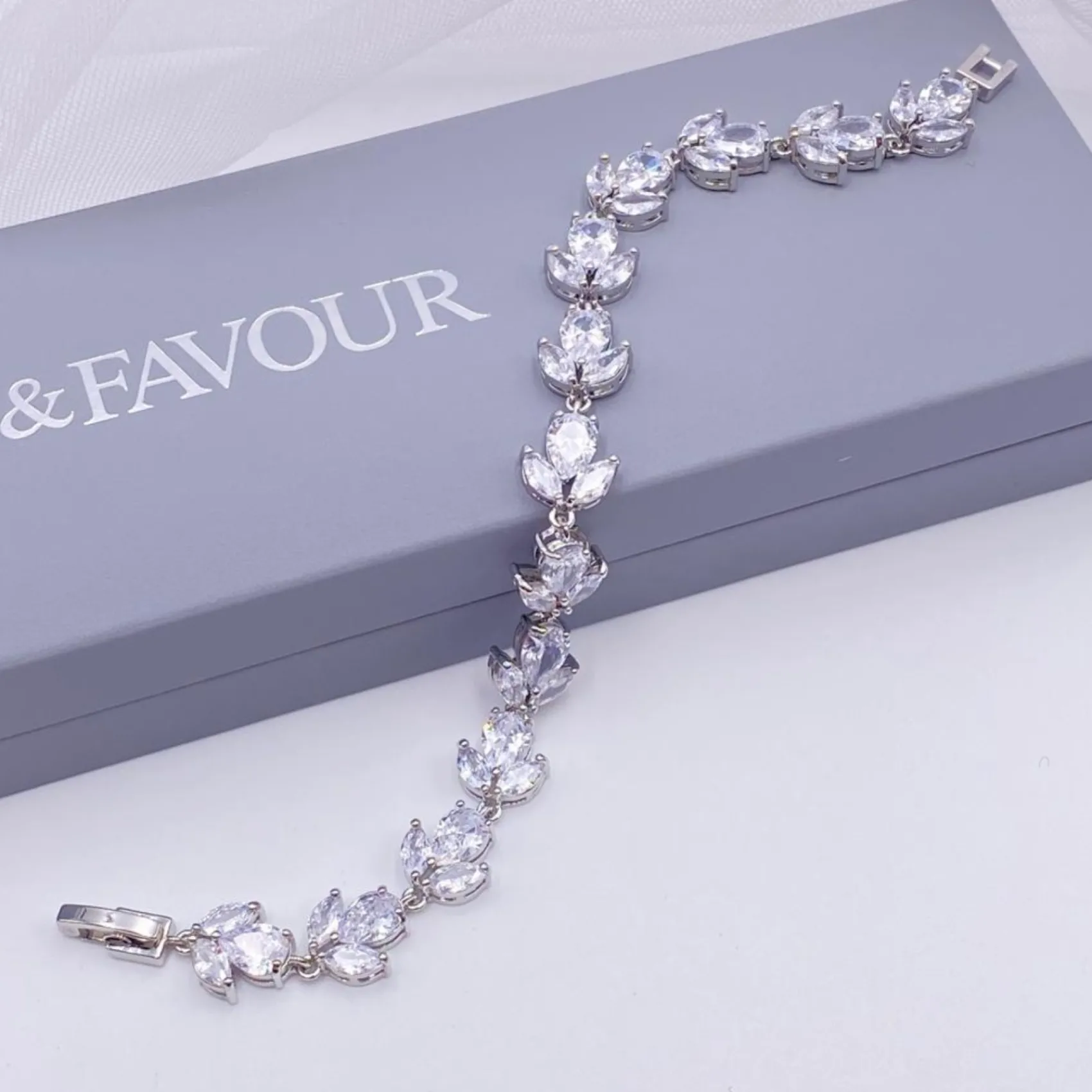 Lace & Favour Chelsea Leaf und Teardrop Kristall Hochzeitsarmband* Silberner Abschlussball-schmuck | Prom Armbänder