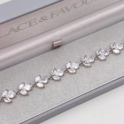 Lace & Favour Chelsea Leaf und Teardrop Kristall Hochzeitsarmband* Silberner Abschlussball-schmuck | Prom Armbänder
