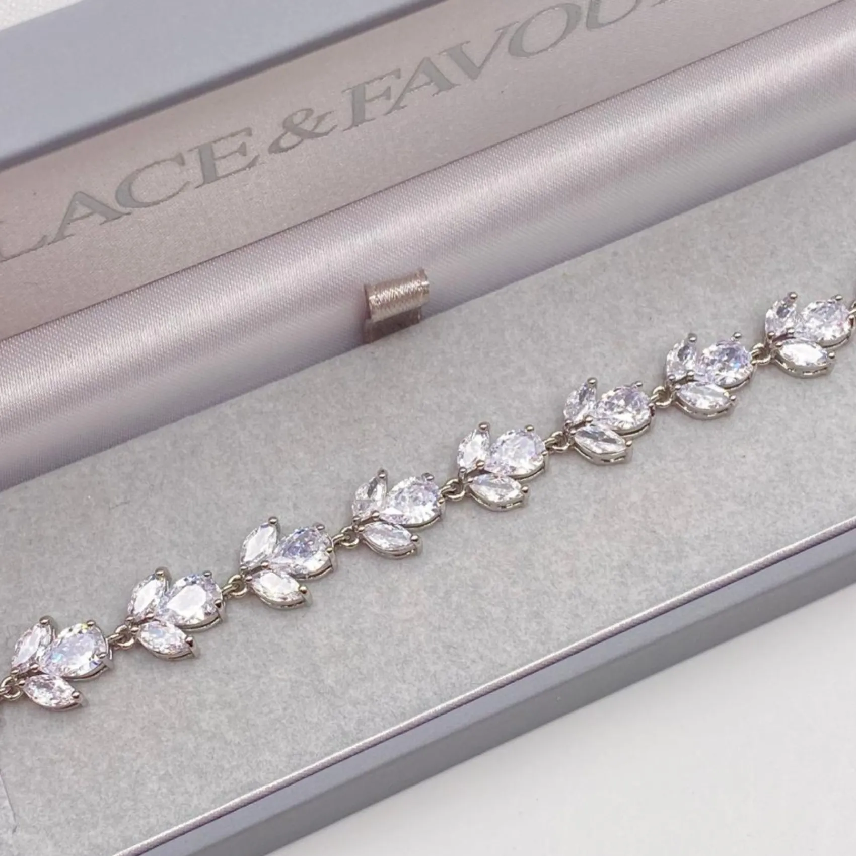 Lace & Favour Chelsea Leaf und Teardrop Kristall Hochzeitsarmband* Silberner Abschlussball-schmuck | Prom Armbänder
