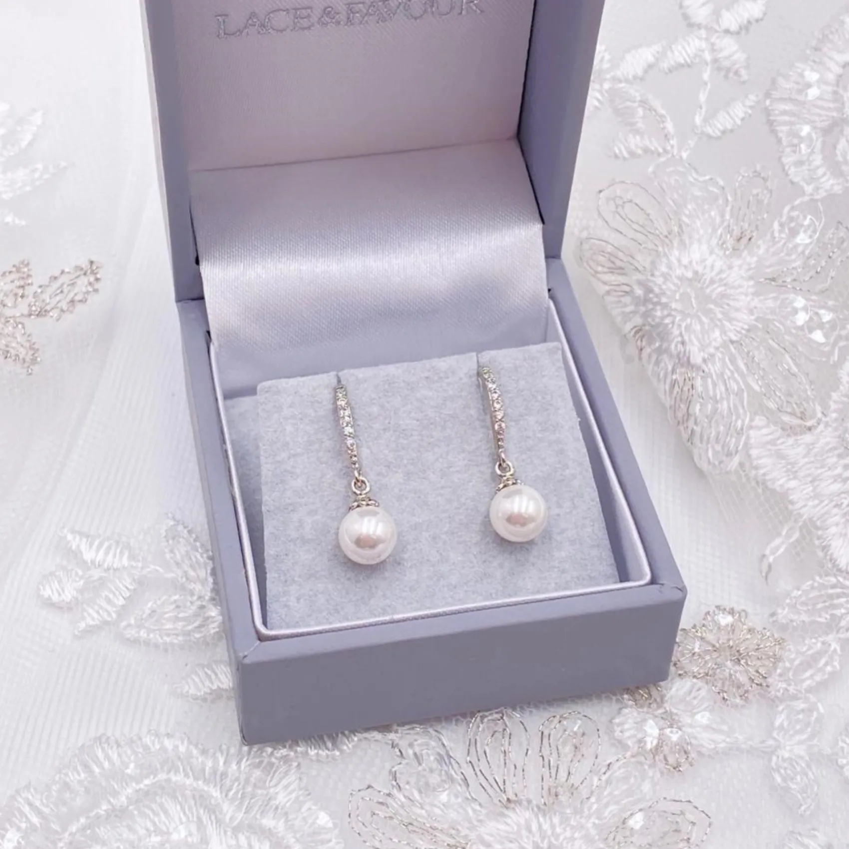 Lace & Favour Chloe Zierliche Perlentropfen-Ohrringe* Geschenke Für Brautjungfern | Perlen-hochzeitsschmuck