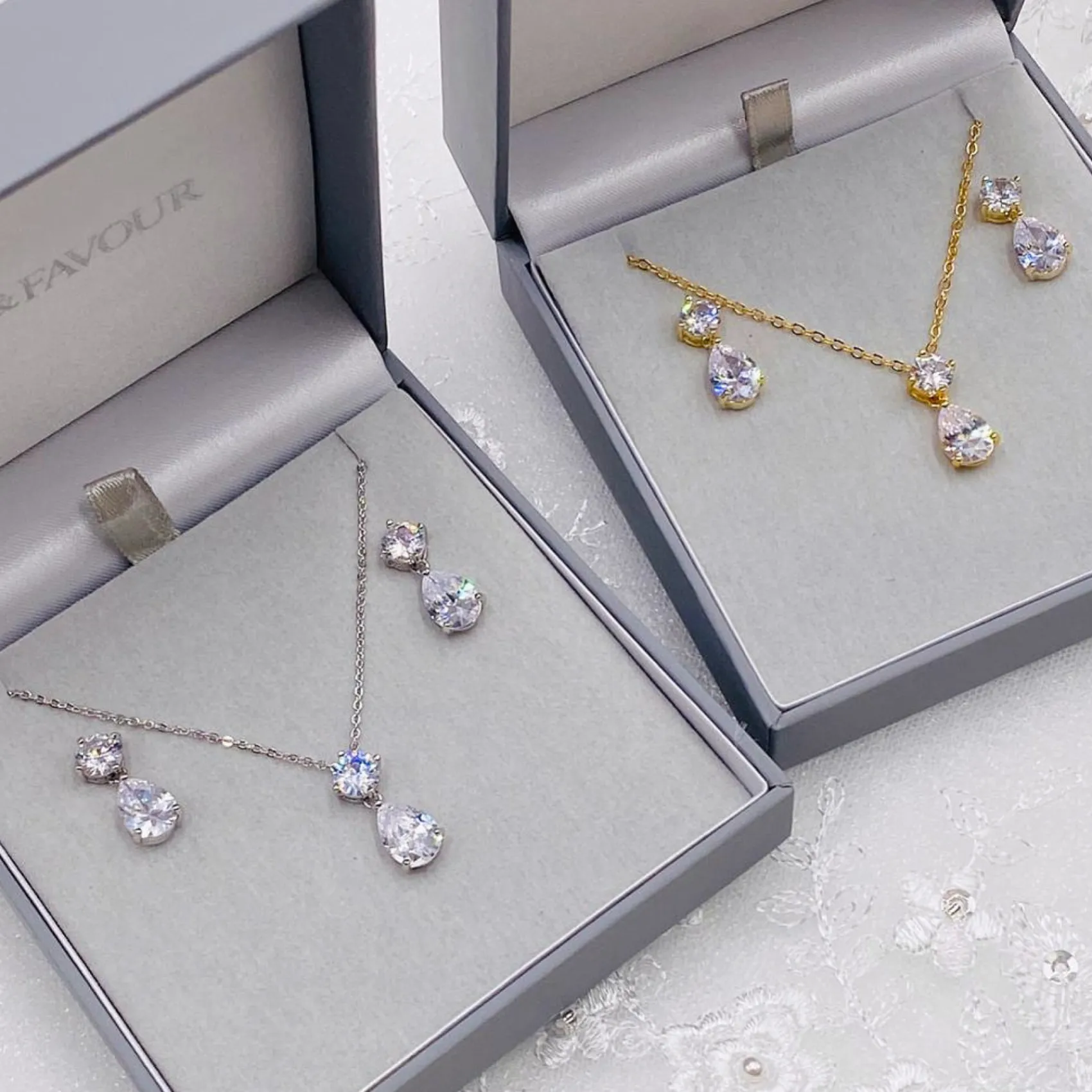 Lace & Favour Cleo Gold Teardrop Cubic Zirkonia Hochzeit Schmuck Set* Goldener Abschlussball-schmuck | Abschlussball-schmuck-sets