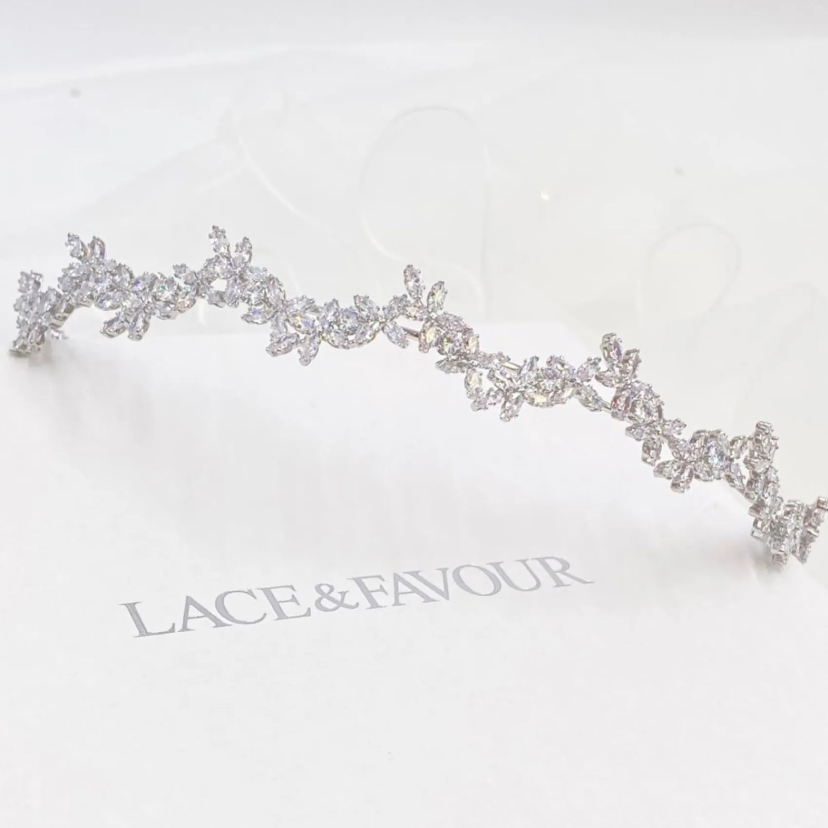Lace & Favour Cortez Silber zierliche kubischer Zirkonia Hochzeit Stirnband* Abschlussball-haarbänder & Tiaras | Haarschmuck Aus Kristall