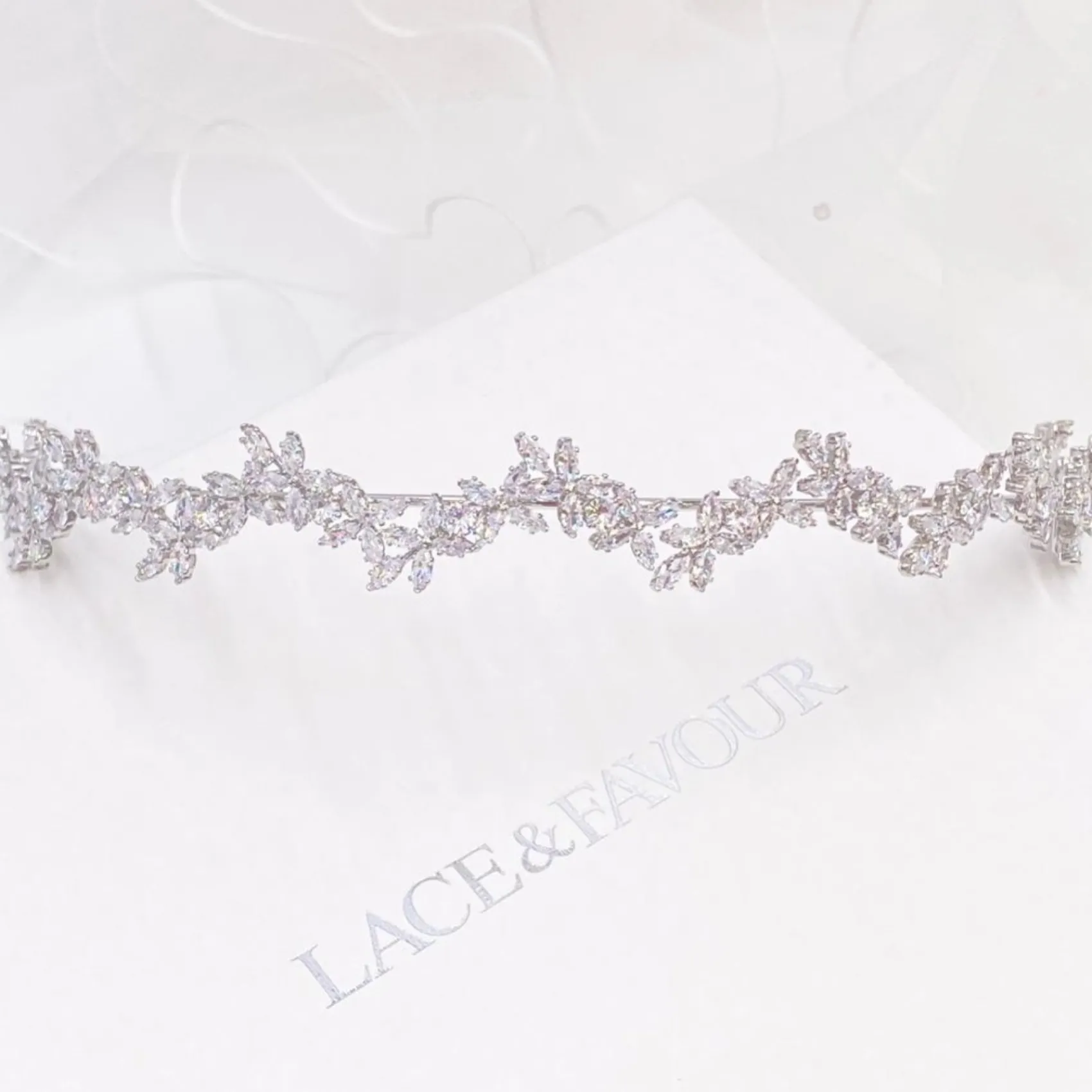 Lace & Favour Cortez Silber zierliche kubischer Zirkonia Hochzeit Stirnband* Abschlussball-haarbänder & Tiaras | Haarschmuck Aus Kristall