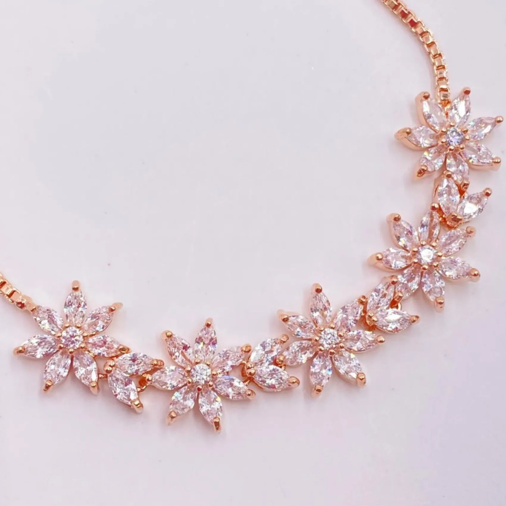 Lace & Favour Daisy Rose Gold Floral Crystal Verstellbares Armband* Geschenke Für Brautjungfern | Kristall-hochzeitsschmuck