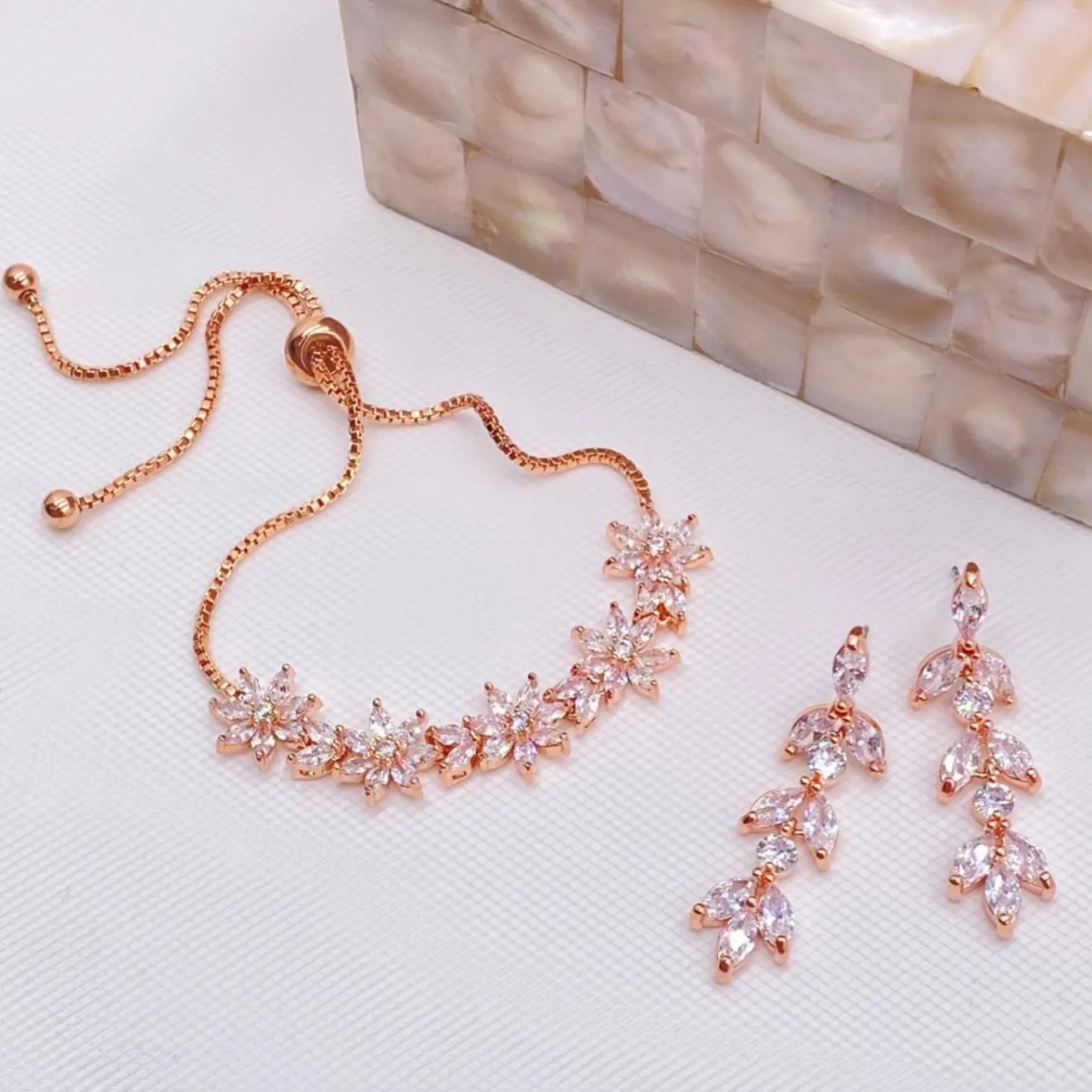 Lace & Favour Daisy Rose Gold Floral Crystal Verstellbares Armband* Geschenke Für Brautjungfern | Kristall-hochzeitsschmuck