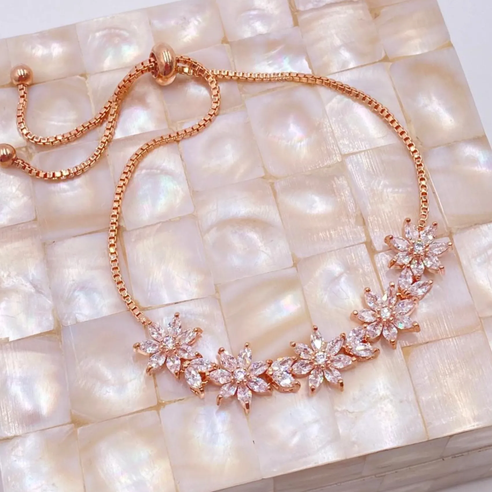 Lace & Favour Daisy Rose Gold Floral Crystal Verstellbares Armband* Geschenke Für Brautjungfern | Kristall-hochzeitsschmuck