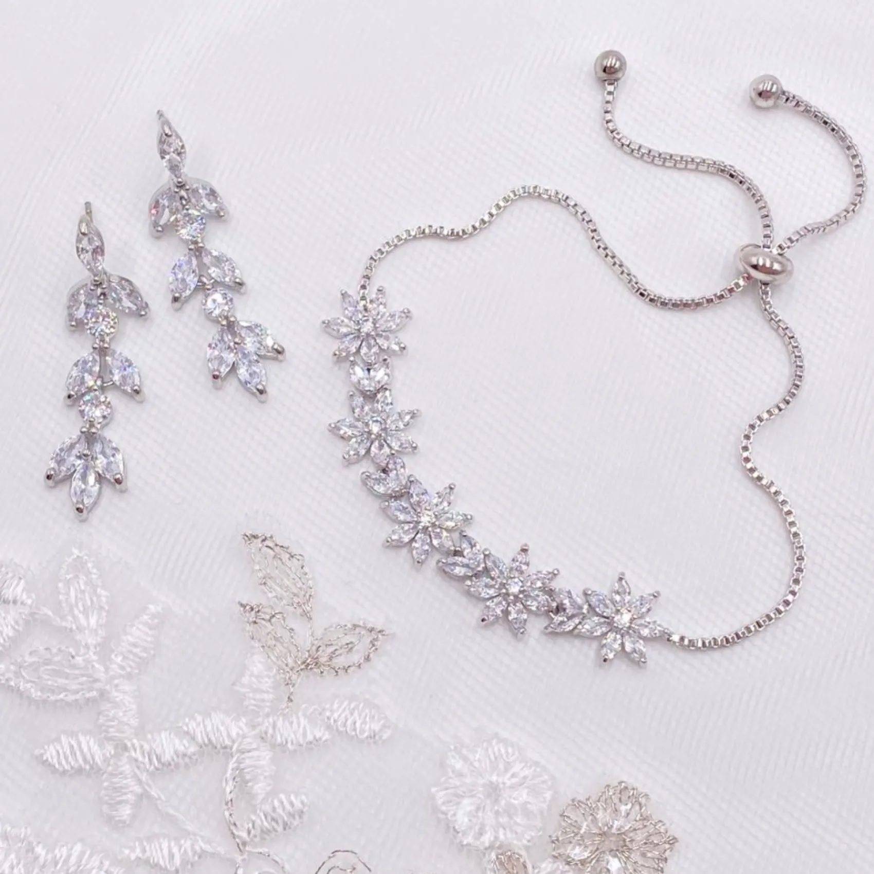 Lace & Favour Daisy Silver Floral Crystal Verstellbares Armband* Silberner Abschlussball-schmuck | Prom Armbänder