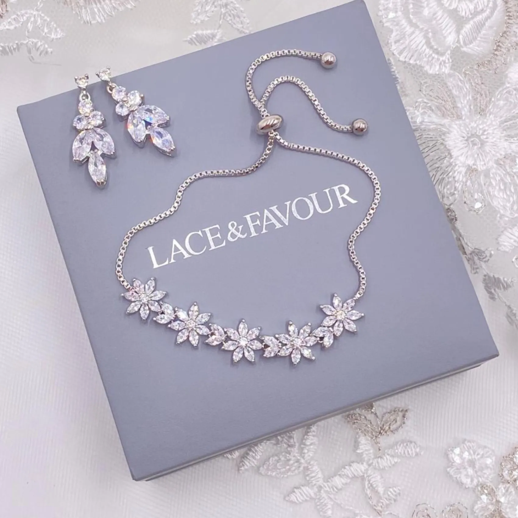 Lace & Favour Daisy Silver Floral Crystal Verstellbares Armband* Silberner Abschlussball-schmuck | Prom Armbänder