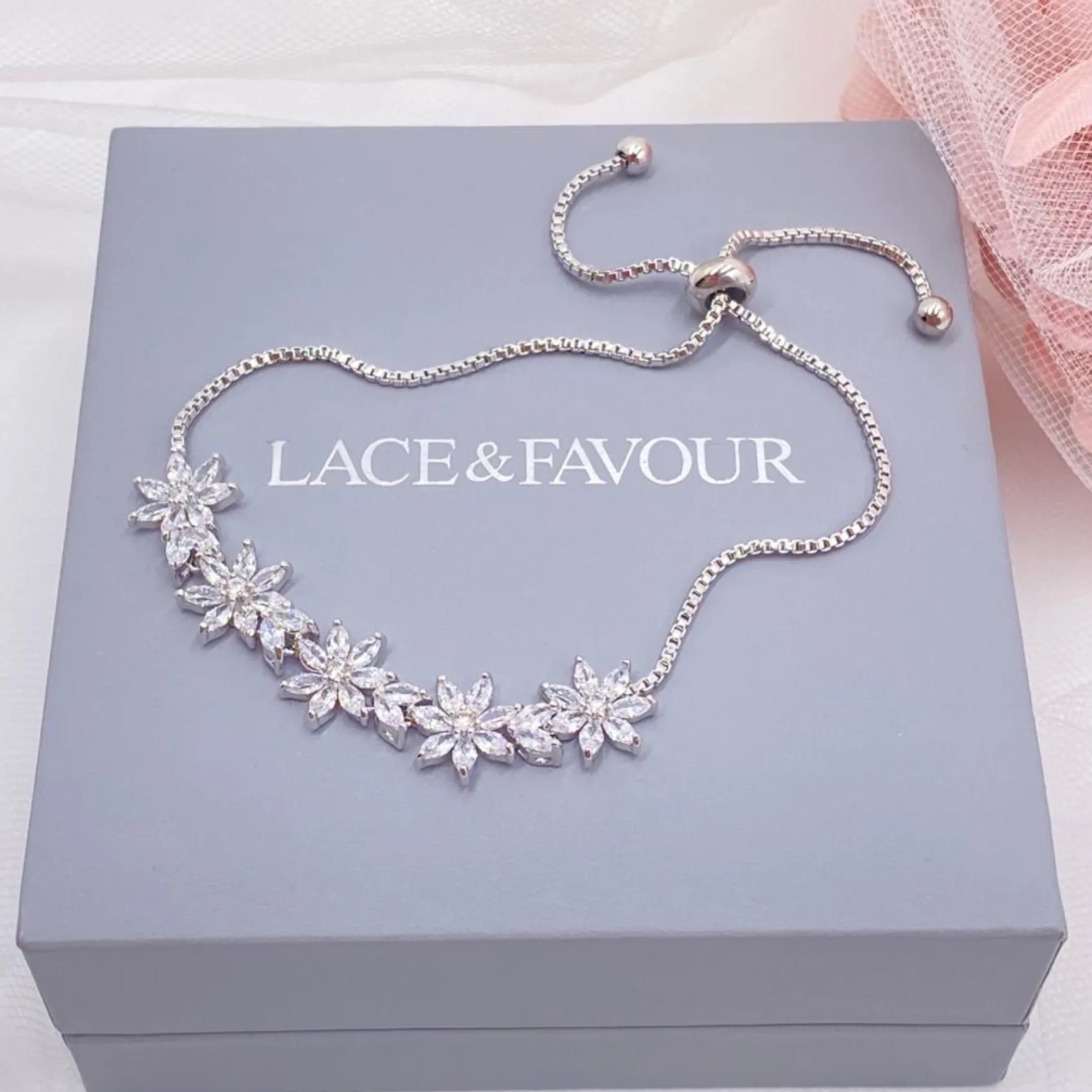Lace & Favour Daisy Silver Floral Crystal Verstellbares Armband* Silberner Abschlussball-schmuck | Prom Armbänder
