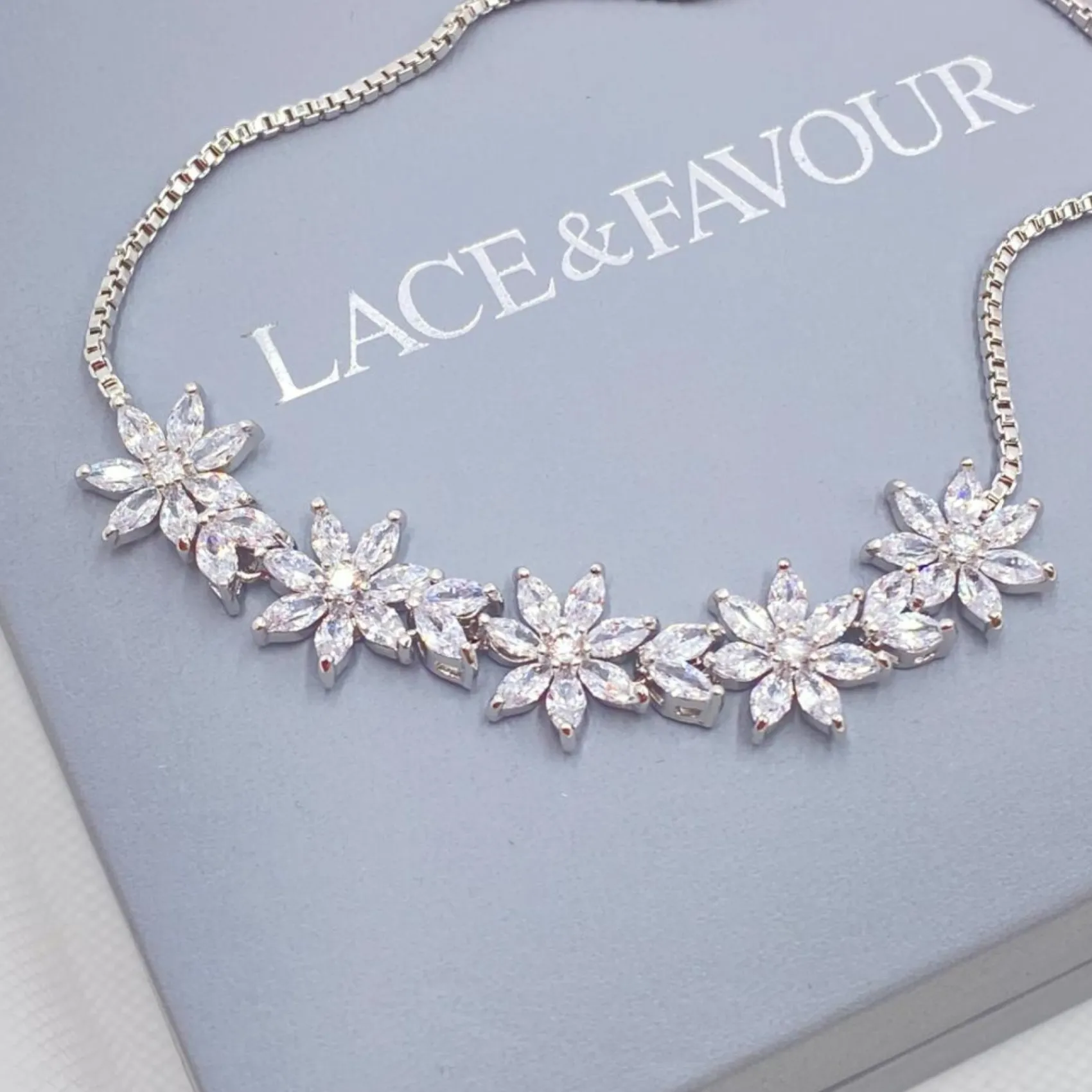 Lace & Favour Daisy Silver Floral Crystal Verstellbares Armband* Silberner Abschlussball-schmuck | Prom Armbänder