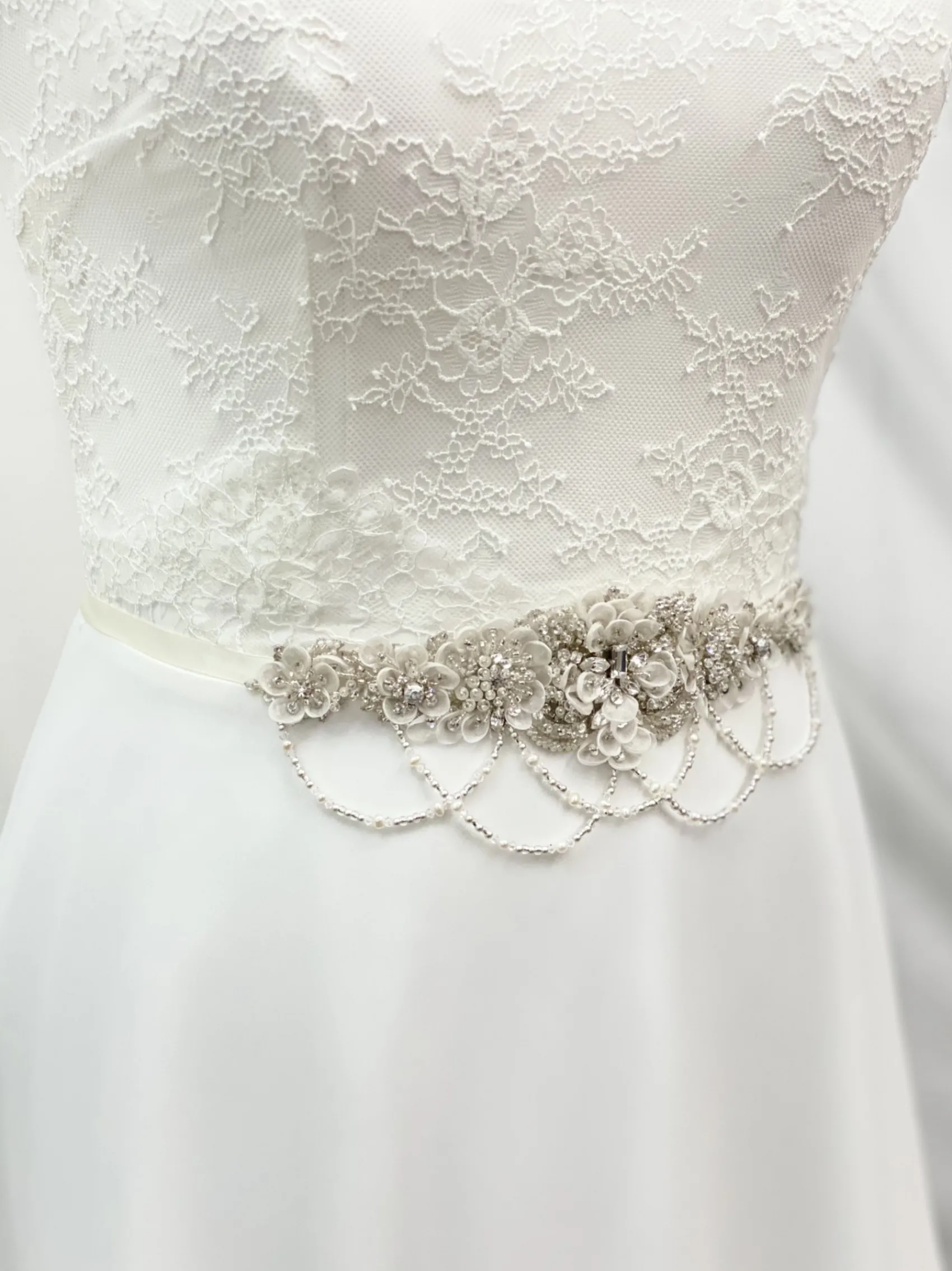 Beads & Beyond Darlington Verzierter Floraler Brautgürtel mit Perlenvorhängen* Brautkleid Gürtel