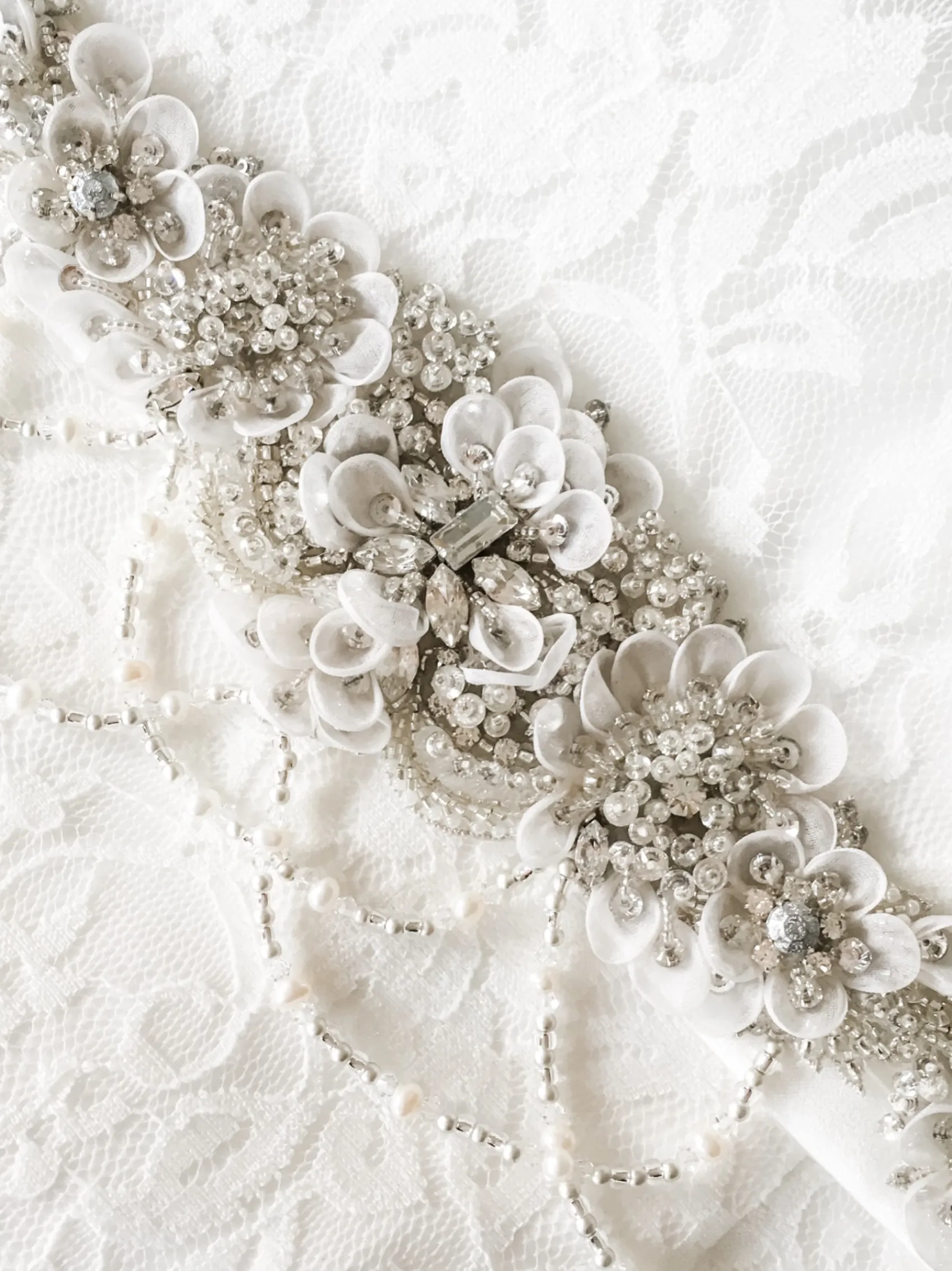 Beads & Beyond Darlington Verzierter Floraler Brautgürtel mit Perlenvorhängen* Brautkleid Gürtel