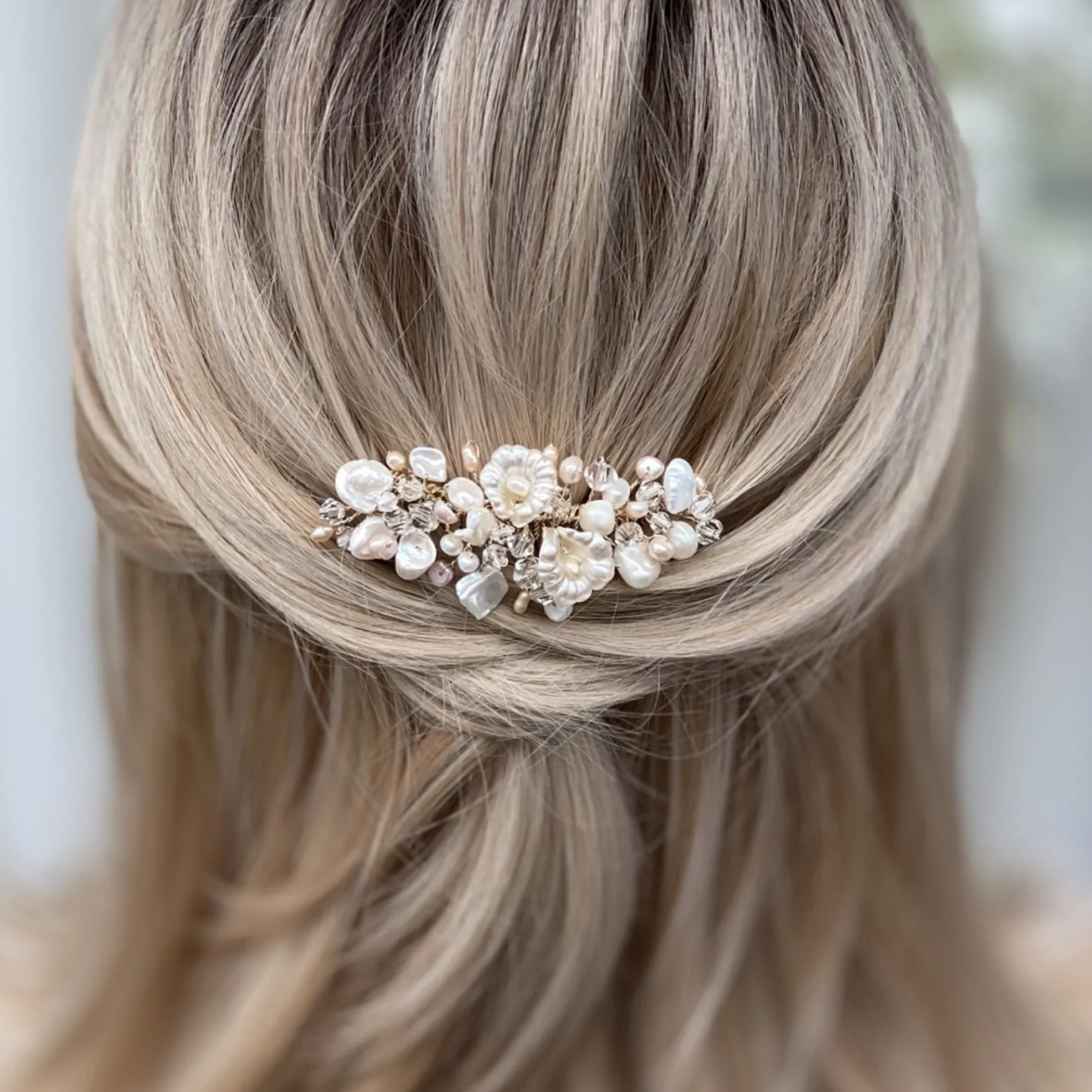 Poirier Deloras Gold Süßwasserperlen und Blumen Mini-Haarkamm* Perlen-haarschmuck | Gold-haar-accessoires
