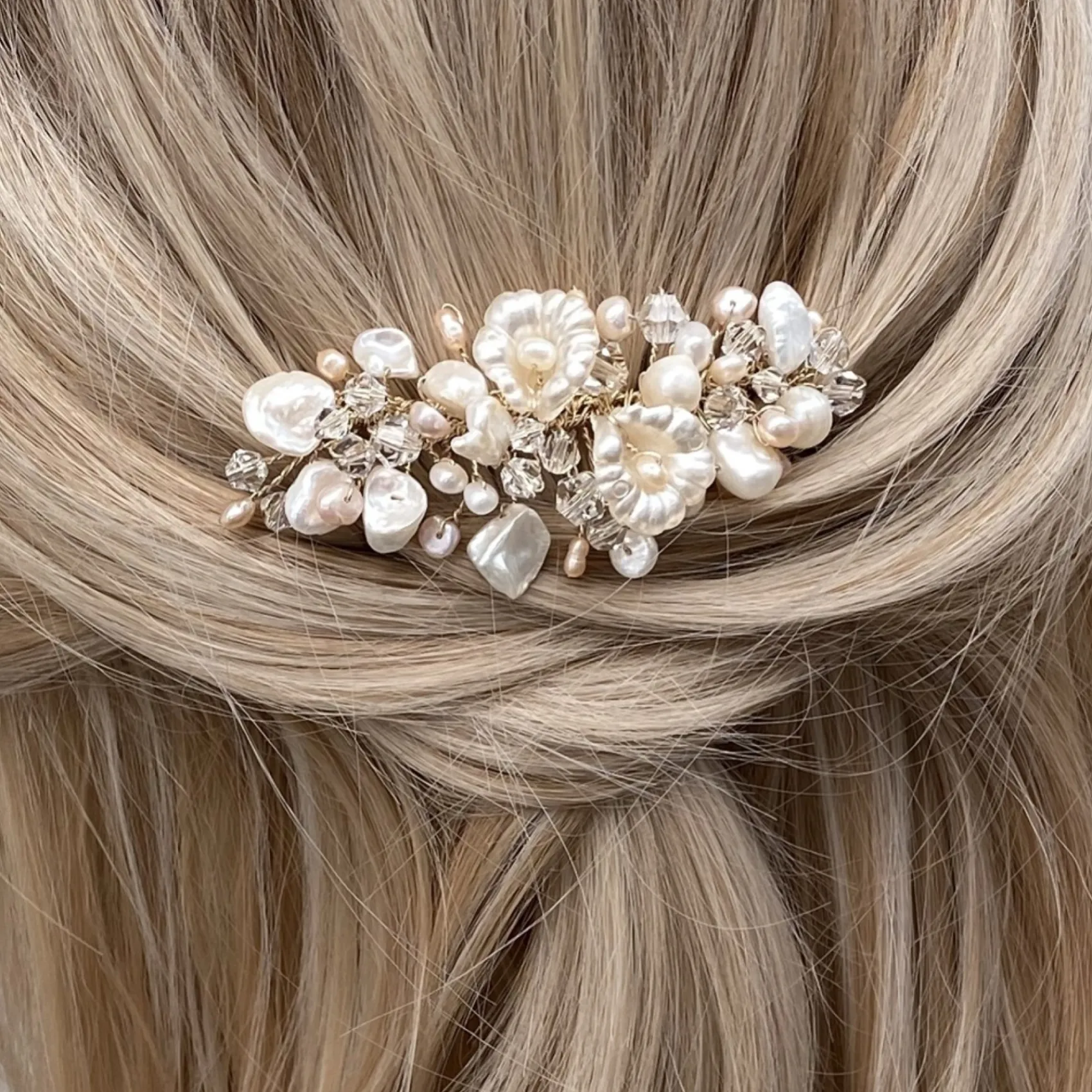 Poirier Deloras Gold Süßwasserperlen und Blumen Mini-Haarkamm* Perlen-haarschmuck | Gold-haar-accessoires