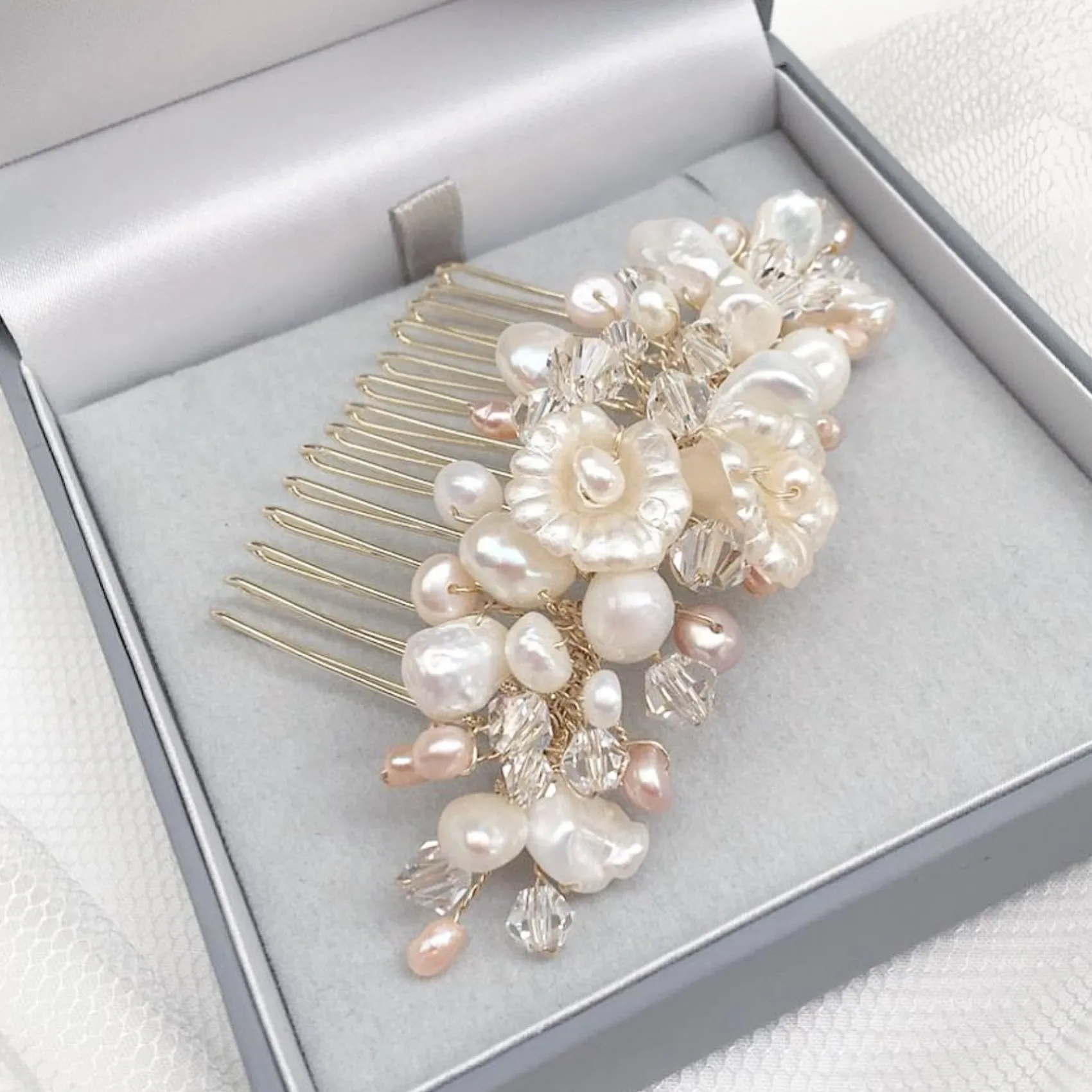 Poirier Deloras Gold Süßwasserperlen und Blumen Mini-Haarkamm* Perlen-haarschmuck | Gold-haar-accessoires