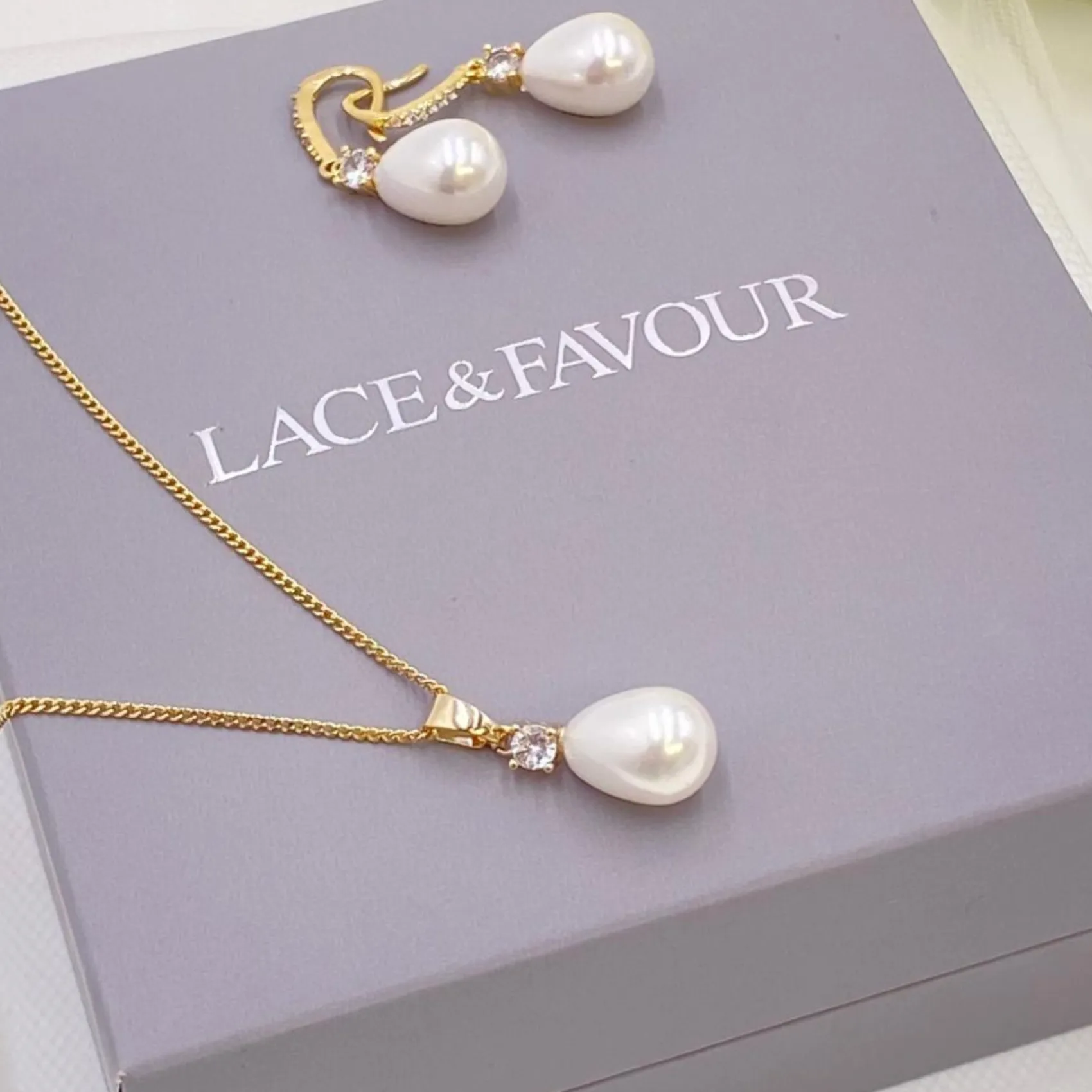 Lace & Favour Dolci Gold Kristall und Teardrop Perle Brautschmuck Set* Geschenke Für Brautjungfern | Geschenke Für Die Braut