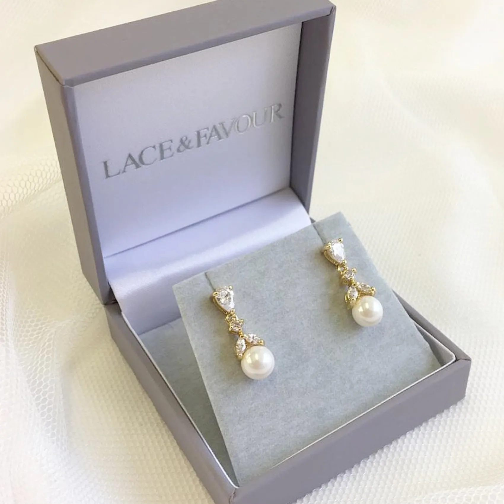 Lace & Favour Elegance Kristall- und Perlen-Ohrringe für die Hochzeit (Gold)* Geschenke Für Brautjungfern | Perlen-hochzeitsschmuck