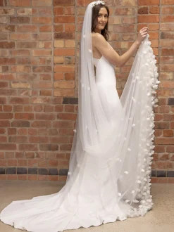 Perfect Bridal Elfenbeinfarbener, einstufiger, stark verzierter 3D-Blumen-Schleier | L&F* Einstufige Schleier | Kapelle Länge & Kathedrale Schleier