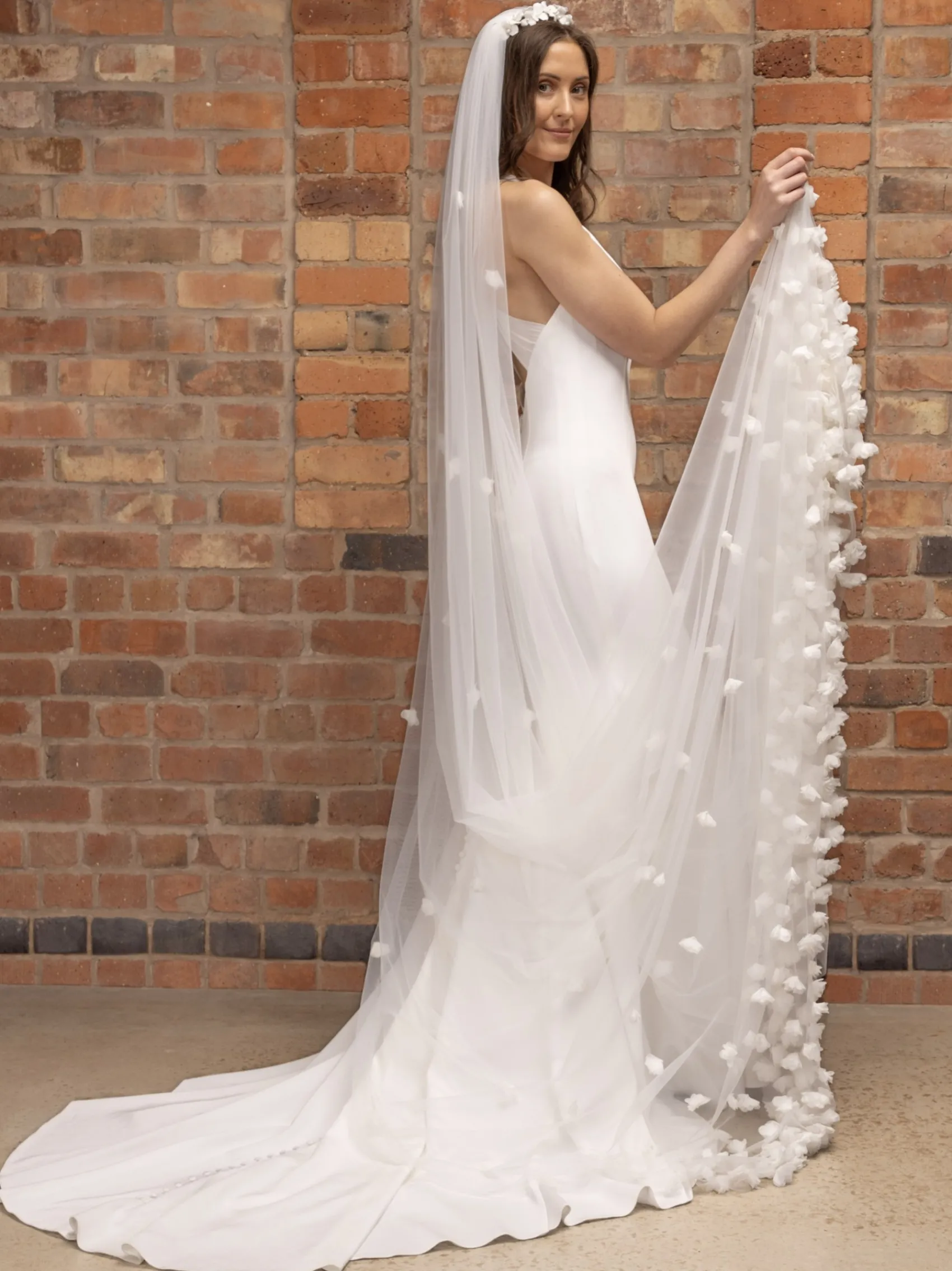 Perfect Bridal Elfenbeinfarbener, einstufiger, stark verzierter 3D-Blumen-Schleier | L&F* Einstufige Schleier | Kapelle Länge & Kathedrale Schleier