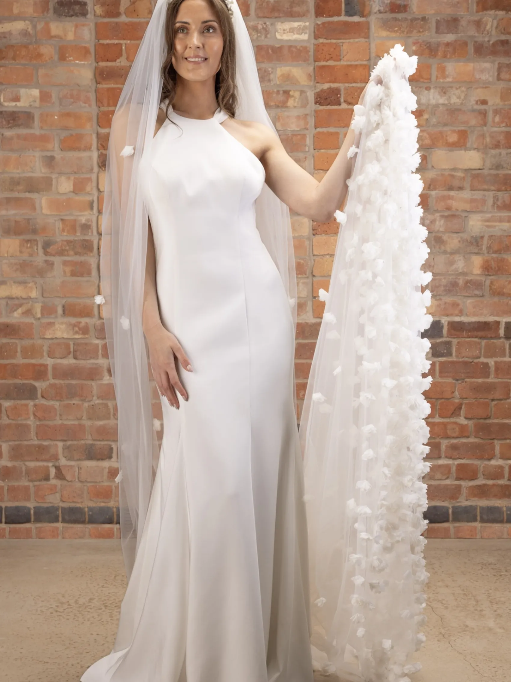 Perfect Bridal Elfenbeinfarbener, einstufiger, stark verzierter 3D-Blumen-Schleier | L&F* Einstufige Schleier | Kapelle Länge & Kathedrale Schleier