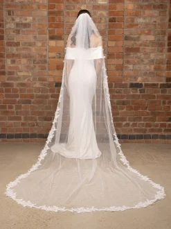 Perfect Bridal Elfenbeinfarbener, einstufiger, perlenverzierter Schleier mit Spitzenrand | L&F* Einstufige Schleier | Kapelle Länge & Kathedrale Schleier