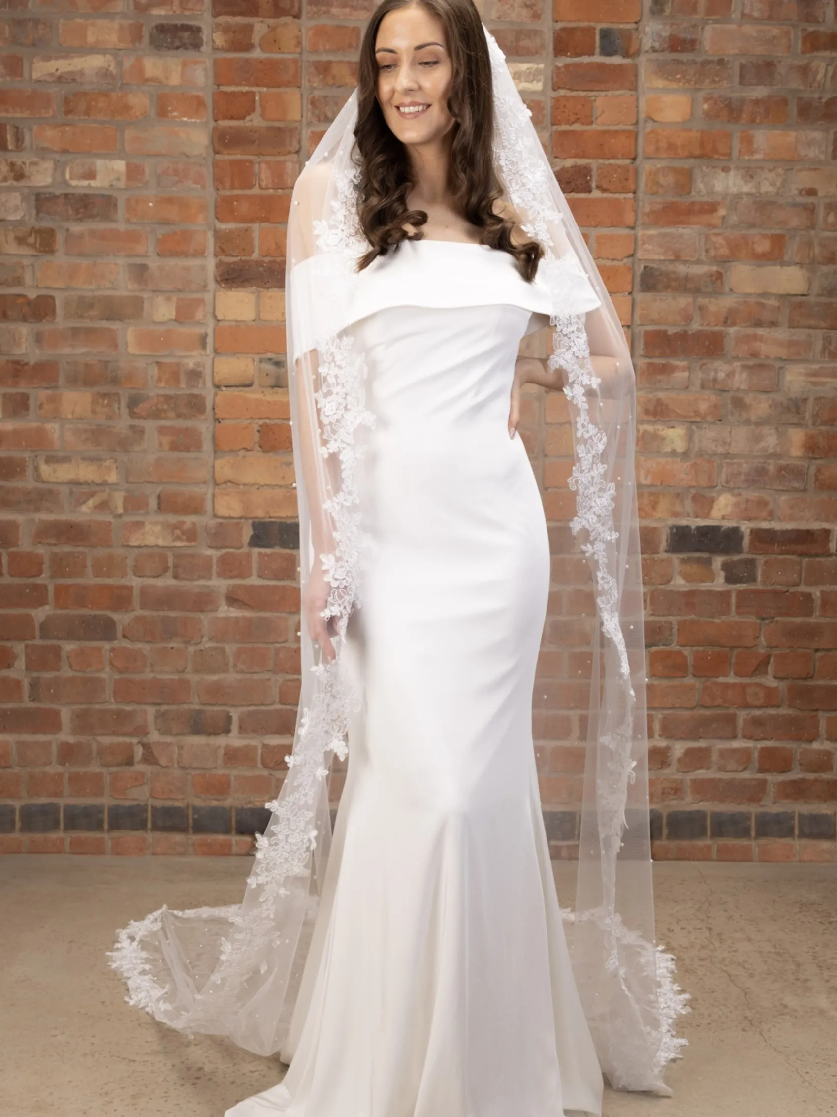 Perfect Bridal Elfenbeinfarbener, einstufiger, perlenverzierter Schleier mit Spitzenrand | L&F* Einstufige Schleier | Kapelle Länge & Kathedrale Schleier