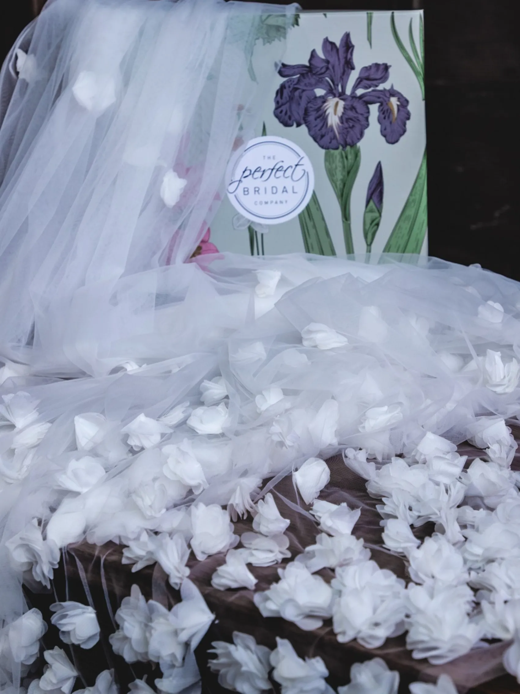 Perfect Bridal Elfenbeinfarbener, einstufiger, stark verzierter 3D-Blumen-Schleier | L&F* Einstufige Schleier | Kapelle Länge & Kathedrale Schleier
