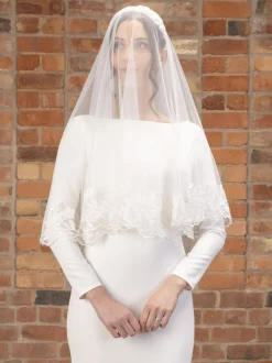 Perfect Bridal Elfenbeinfarbener zweistufiger breiter floraler Spitzenschleier mit Fingerspitze | L&F* Zweistufiger Schleier | Fingerspitzen-schleier