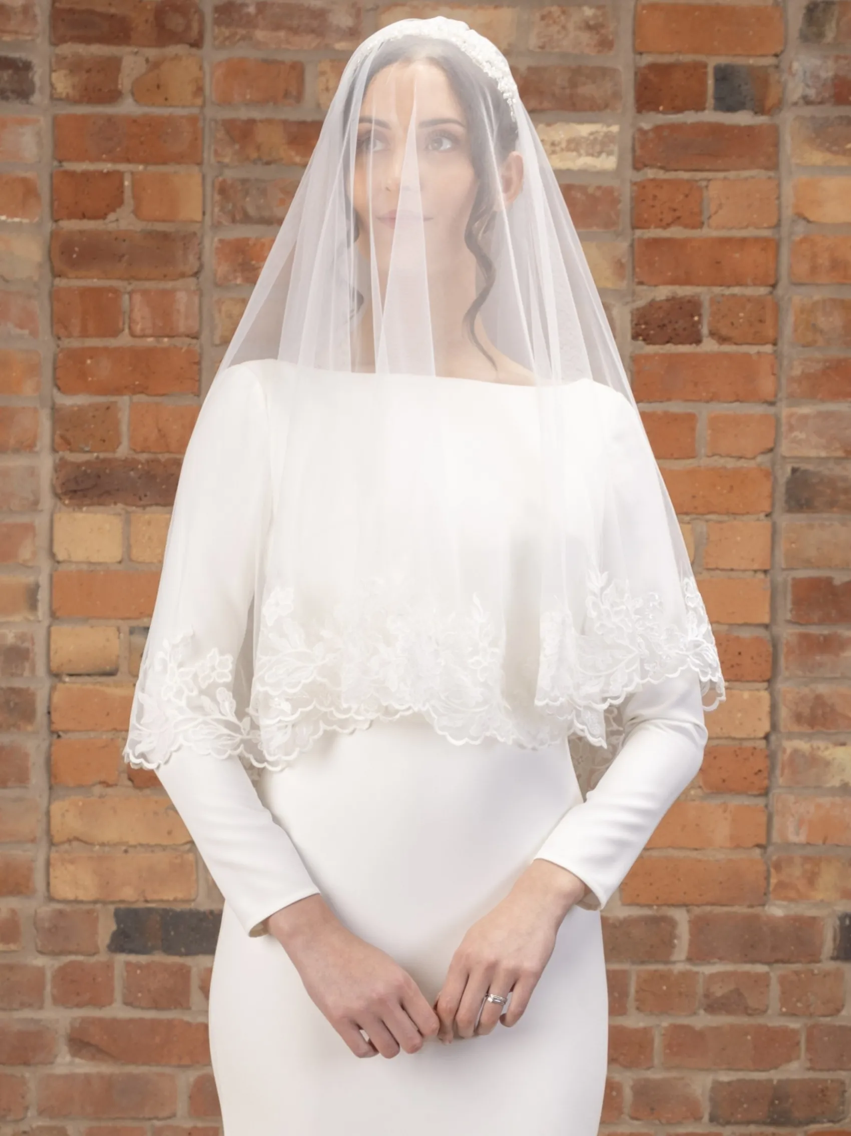 Perfect Bridal Elfenbeinfarbener zweistufiger breiter floraler Spitzenschleier mit Fingerspitze | L&F* Zweistufiger Schleier | Fingerspitzen-schleier
