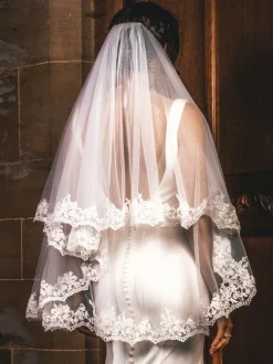 Perfect Bridal Elfenbeinfarbener zweistufiger Schleier mit floraler Spitze und Fingerspitze | L&F* Zweistufiger Schleier | Fingerspitzen-schleier