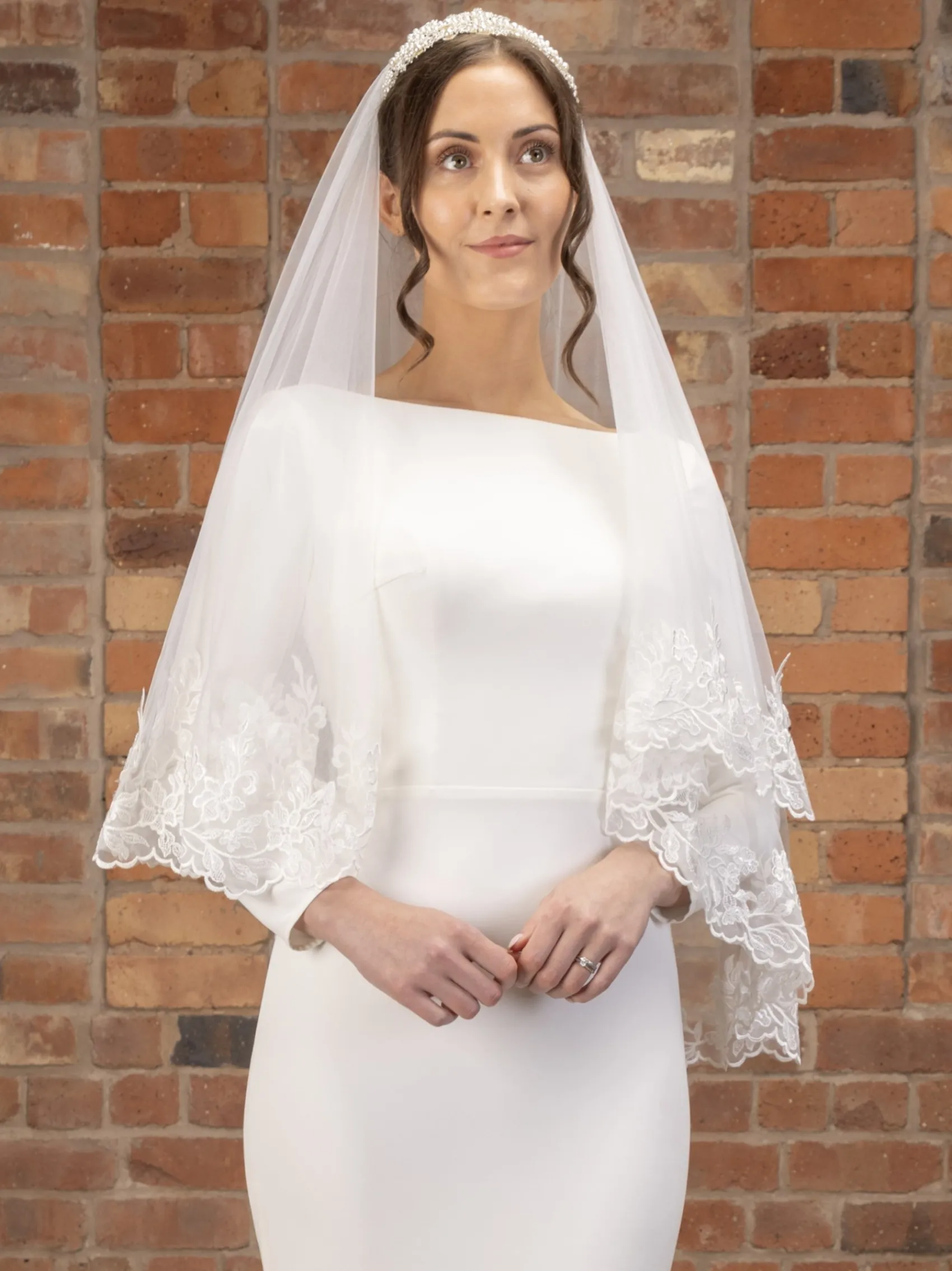 Perfect Bridal Elfenbeinfarbener zweistufiger breiter floraler Spitzenschleier mit Fingerspitze | L&F* Zweistufiger Schleier | Fingerspitzen-schleier