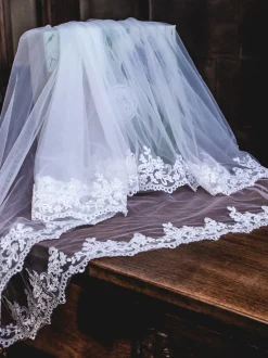 Perfect Bridal Elfenbeinfarbener zweistufiger Schleier mit floraler Spitze und Fingerspitze | L&F* Zweistufiger Schleier | Fingerspitzen-schleier