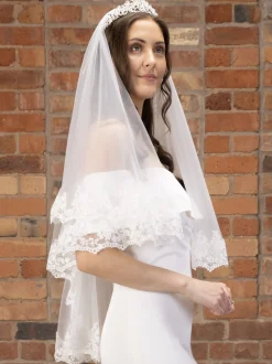 Perfect Bridal Elfenbeinfarbener zweistufiger Schleier mit floraler Spitze und Fingerspitze | L&F* Zweistufiger Schleier | Fingerspitzen-schleier
