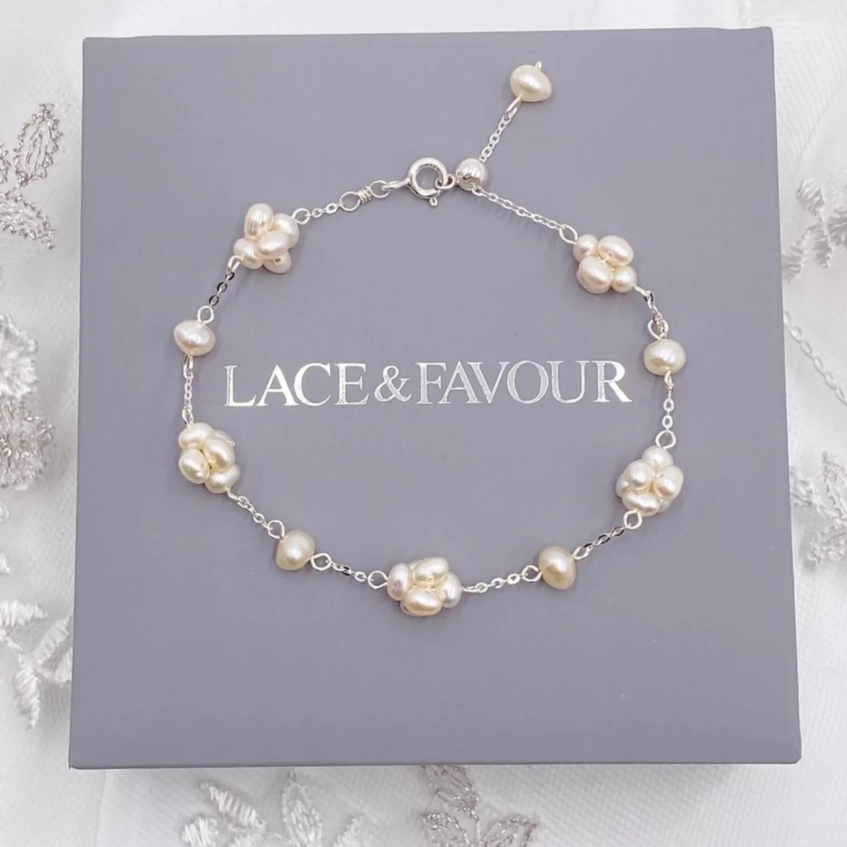 Lace & Favour Eliana Süßwasserperlen-Cluster-Kettenarmband* Geschenke Für Die Mutter Des Bräutigams | Geschenke Für Die Mutter Der Braut