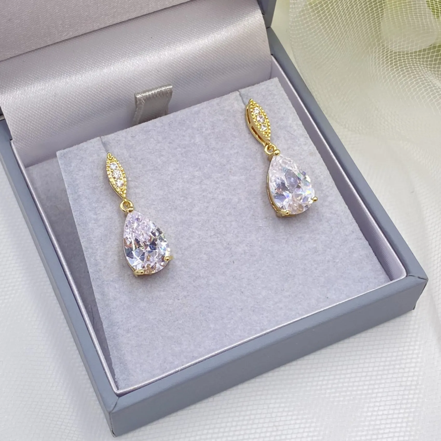 Lace & Favour Ellie Gold Teardrop Kristall Ohrringe* Goldener Abschlussball-schmuck | Abschlussball-ohrringe
