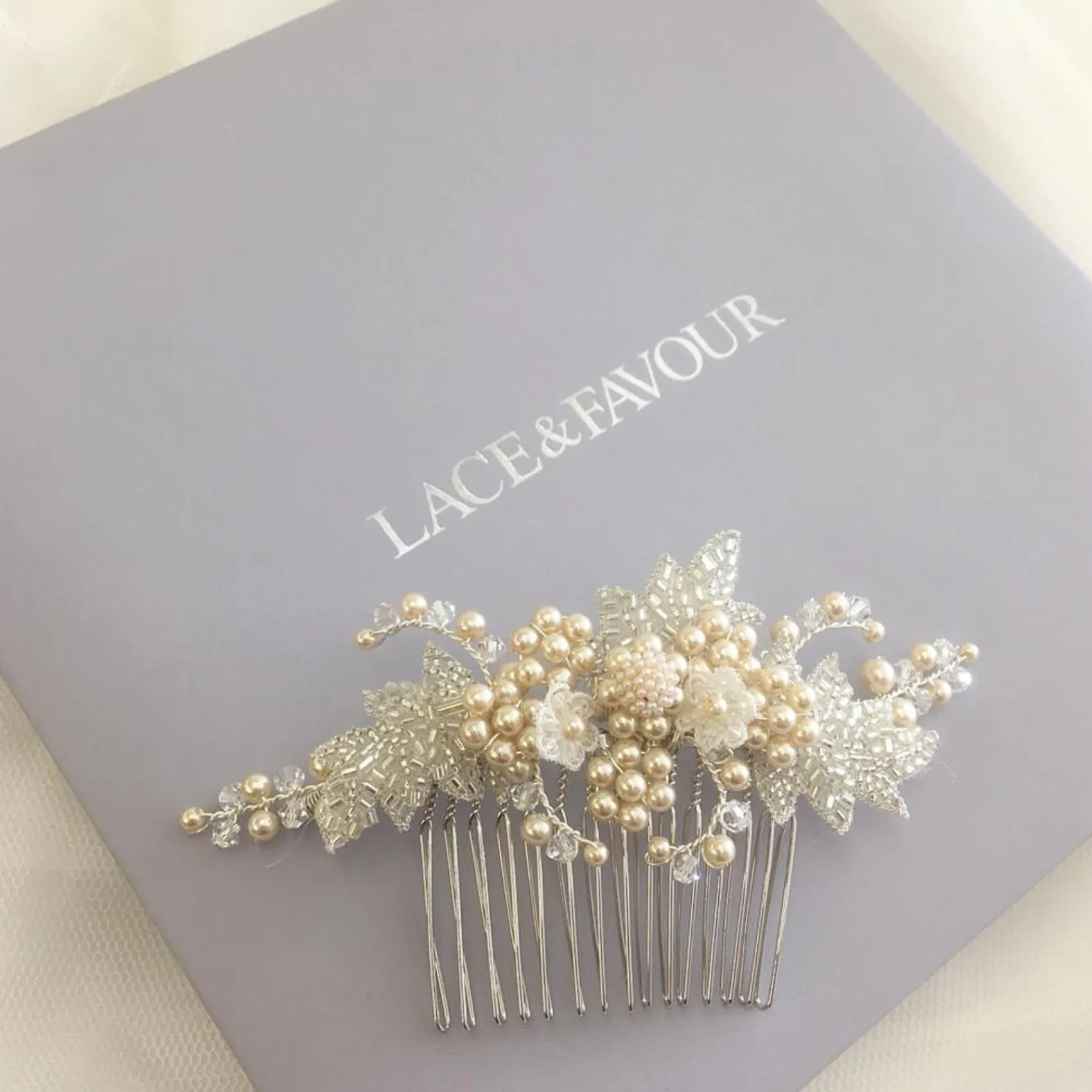 Beads & Beyond Elouise Perlen Blätter und Champagner Perle Vintage inspiriert Haarkamm* Vintage-kopfbedeckungen | Perlen-haarschmuck