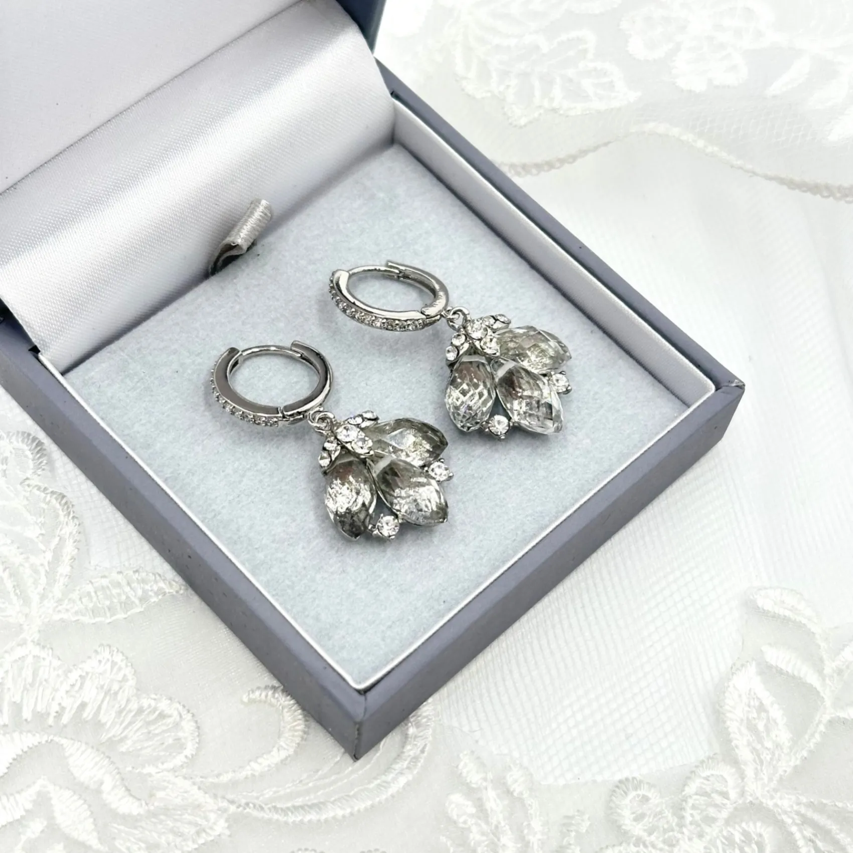 Beads & Beyond Emille Vintage Kristall Tropfen Huggie Hoop Ohrringe* Vintage Hochzeitsschmuck | Kristall-hochzeitsschmuck