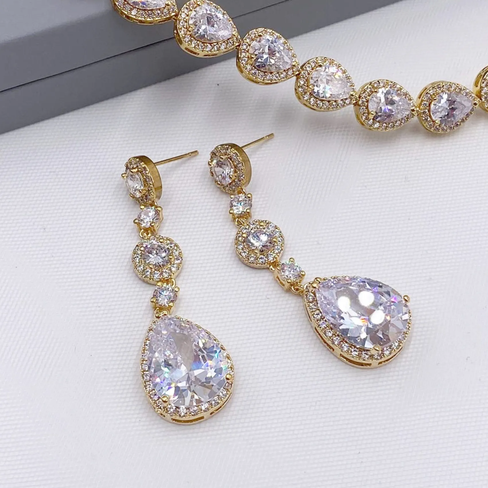 Lace & Favour Eternal Chandelier Kristall-Ohrringe für die Hochzeit (Gold)* Goldener Abschlussball-schmuck | Abschlussball-ohrringe