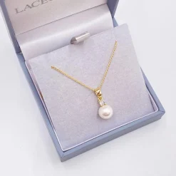 Lace & Favour Evie Gold Zierlicher Perlenanhänger Halskette* Perlen-hochzeitsschmuck | Gold-hochzeitsschmuck