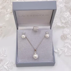 Lace & Favour Evie Zierlicher Perlenohrstecker und Anhänger Schmuckset* Geschenke Für Brautjungfern | Geschenke Für Die Braut
