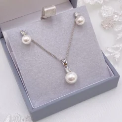 Lace & Favour Evie Zierlicher Perlenohrstecker und Anhänger Schmuckset* Geschenke Für Brautjungfern | Geschenke Für Die Braut