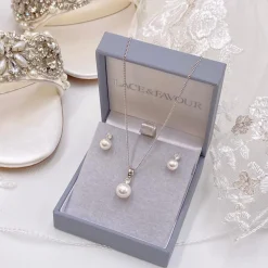Lace & Favour Evie Zierlicher Perlenohrstecker und Anhänger Schmuckset* Geschenke Für Brautjungfern | Geschenke Für Die Braut