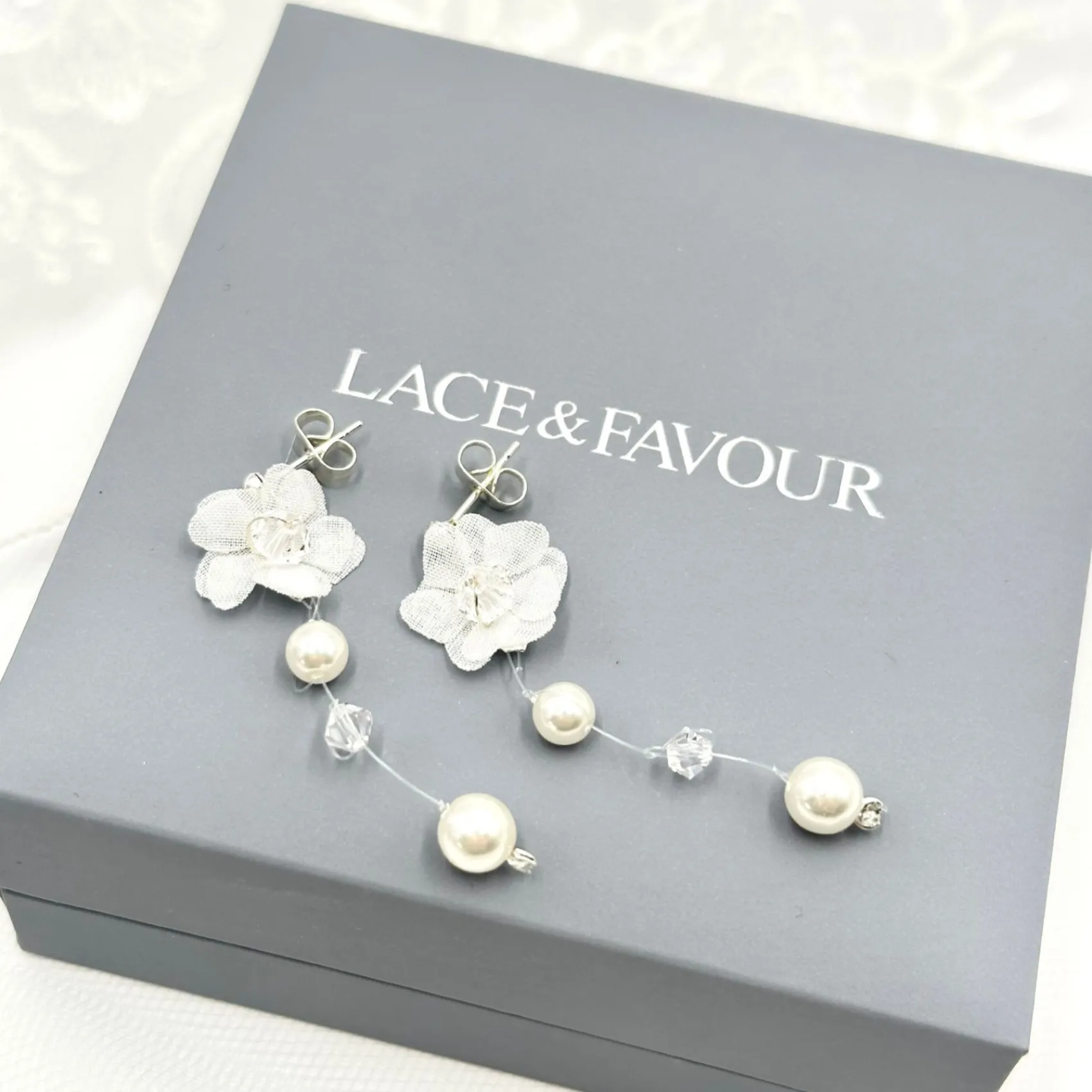 Beads & Beyond Fee Perle und Kristall Tropfen Blume Ohrringe* Silberner Hochzeitsschmuck | Hochzeits-ohrringe