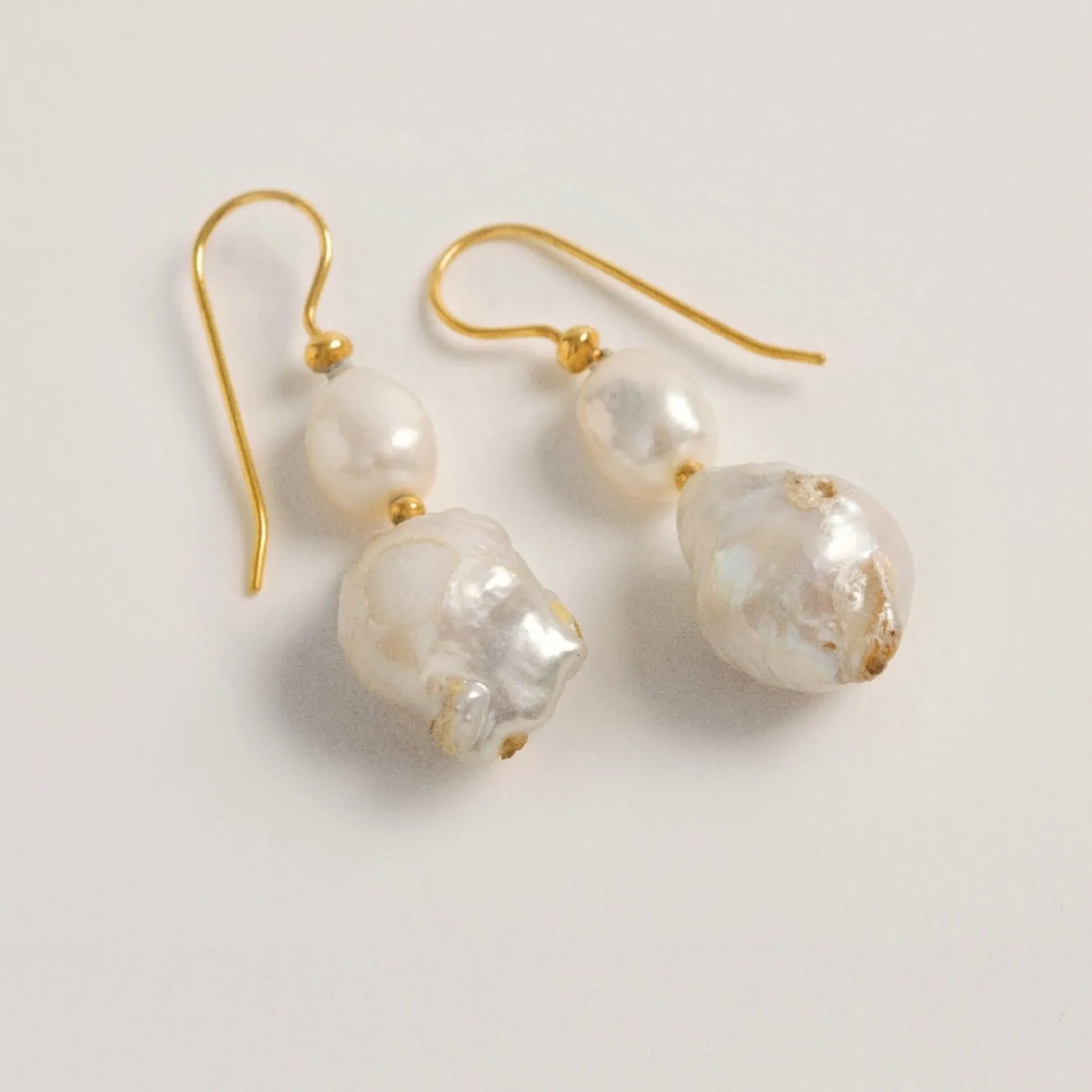 Freya Rose Barocke Perlentropfen-Ohrringe aus Mittelgold* Gold-hochzeitsschmuck | Hochzeitsgast-schmuck
